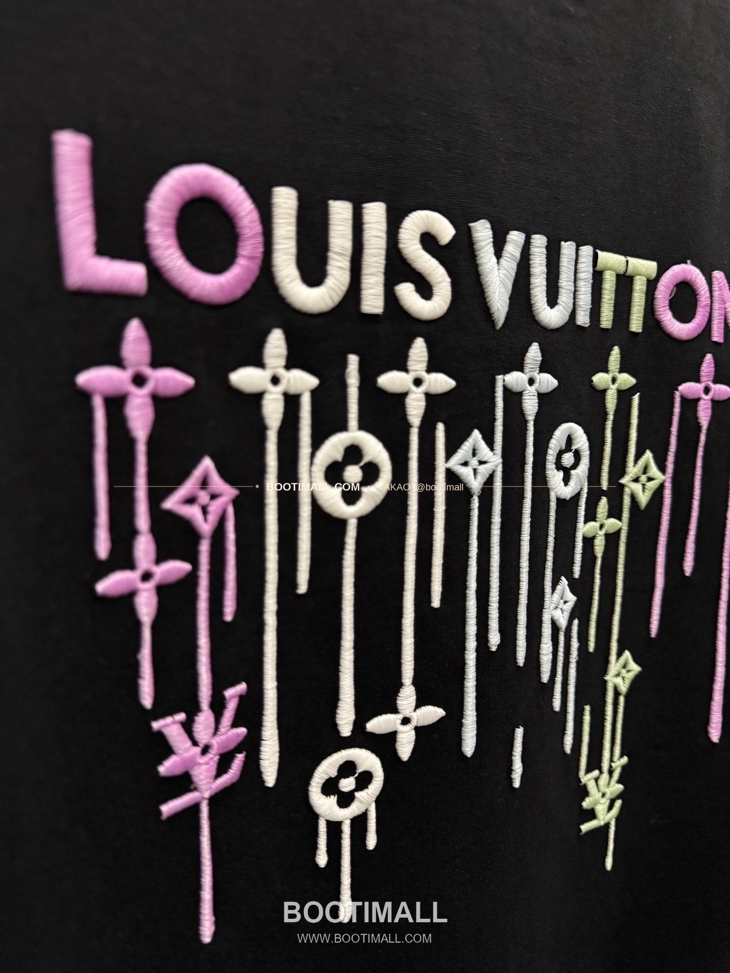 루이비통 2026SS 헤비코튼 UV변색 LV 3D자수 루즈핏 반팔 티셔츠 Louis Vuitton 2026 SS Heavy Cotton UV Color Changing LV 3D Embroidery Loose Fit Short Sleeve T-Shirt 8303 8