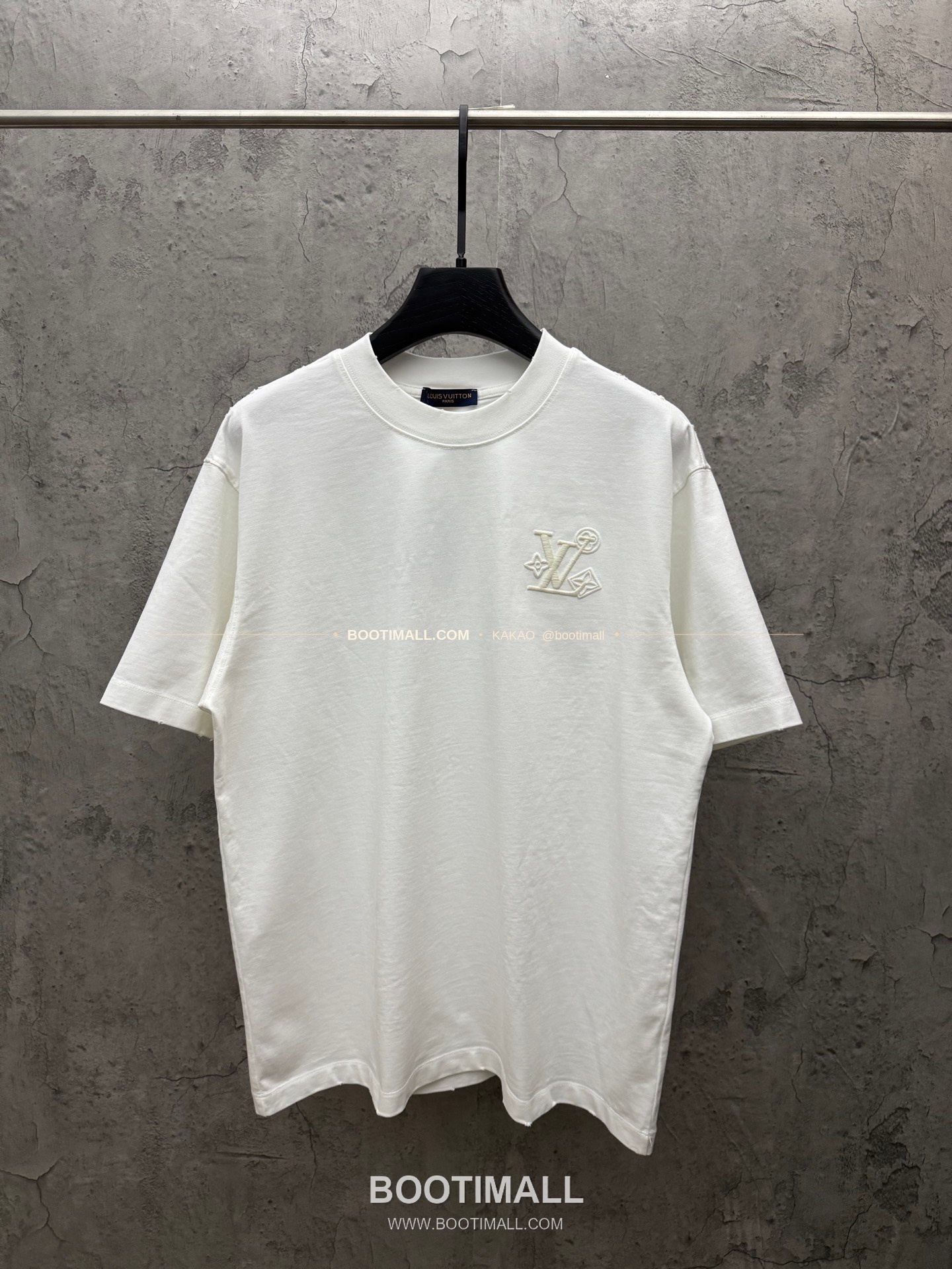 루이비통 2026SS 헤비코튼 UV변색 LV 3D자수 루즈핏 반팔 티셔츠 Louis Vuitton 2026 SS Heavy Cotton UV Color Changing LV 3D Embroidery Loose Fit Short Sleeve T-Shirt 8303 1