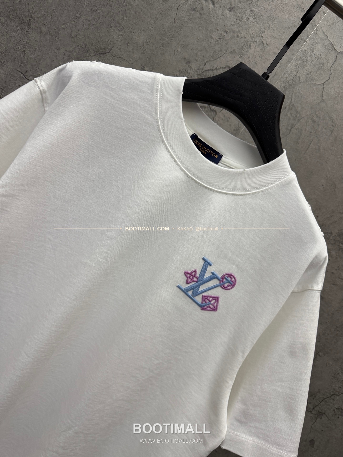 루이비통 2026SS 헤비코튼 UV변색 LV 3D자수 루즈핏 반팔 티셔츠 Louis Vuitton 2026 SS Heavy Cotton UV Color Changing LV 3D Embroidery Loose Fit Short Sleeve T-Shirt 8303 3