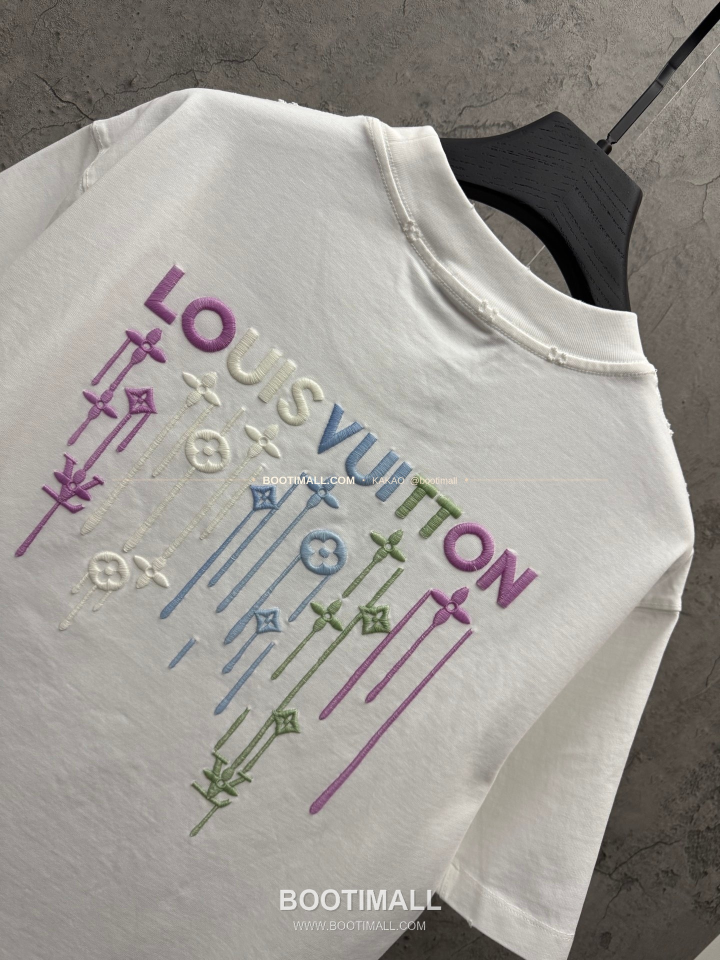 루이비통 2026SS 헤비코튼 UV변색 LV 3D자수 루즈핏 반팔 티셔츠 Louis Vuitton 2026 SS Heavy Cotton UV Color Changing LV 3D Embroidery Loose Fit Short Sleeve T-Shirt 8303 4