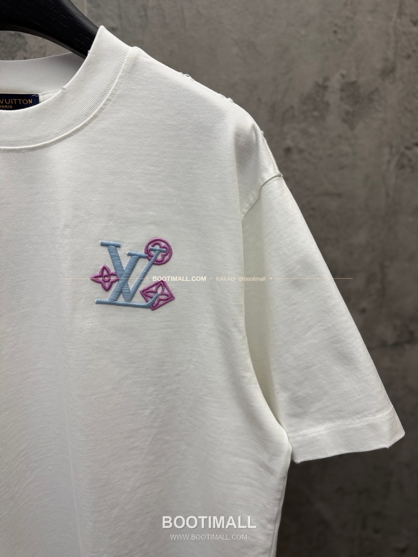 루이비통 2026SS 헤비코튼 UV변색 LV 3D자수 루즈핏 반팔 티셔츠 Louis Vuitton 2026 SS Heavy Cotton UV Color Changing LV 3D Embroidery Loose Fit Short Sleeve T-Shirt 8303 5