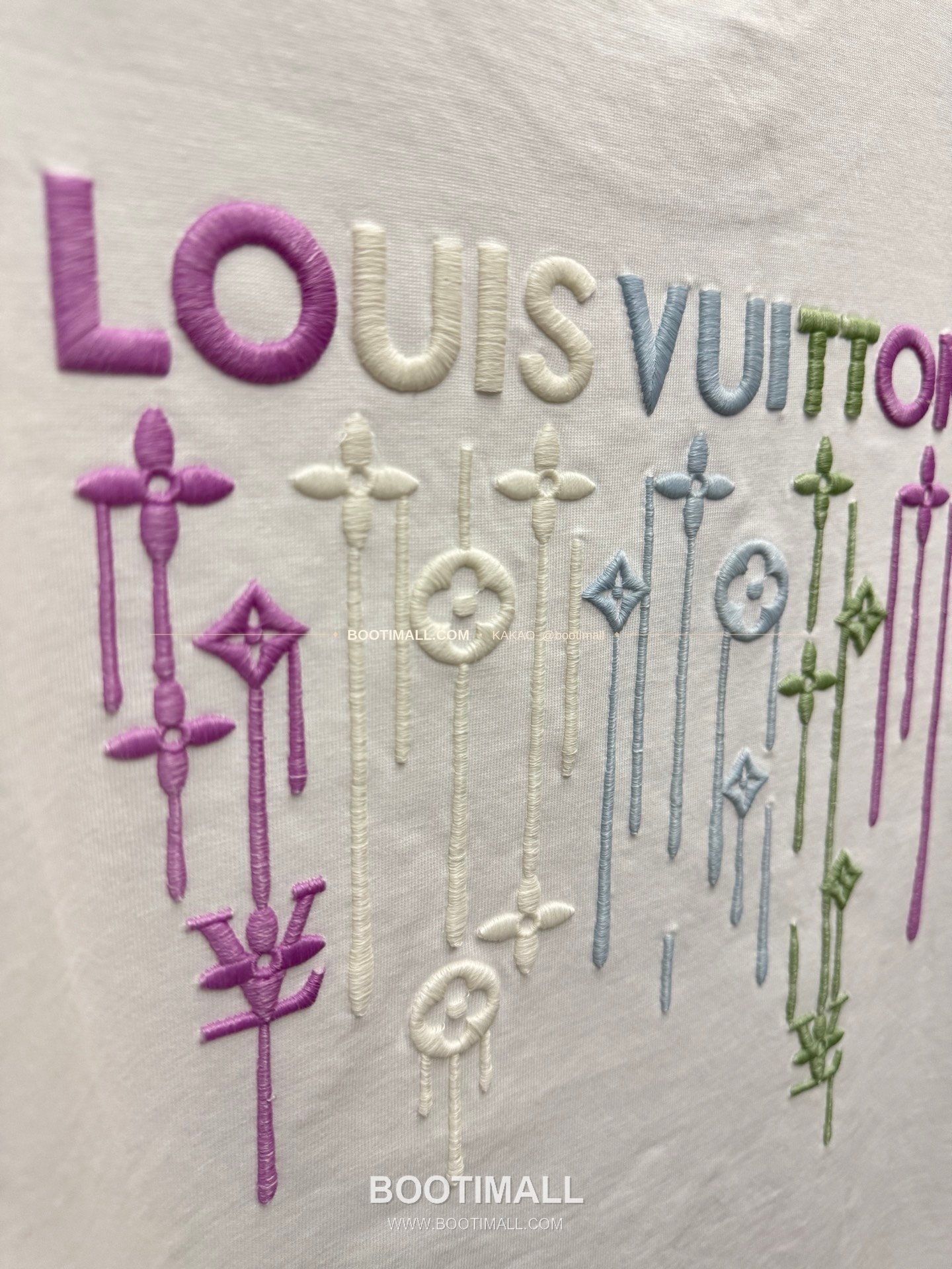 루이비통 2026SS 헤비코튼 UV변색 LV 3D자수 루즈핏 반팔 티셔츠 Louis Vuitton 2026 SS Heavy Cotton UV Color Changing LV 3D Embroidery Loose Fit Short Sleeve T-Shirt 8303 8