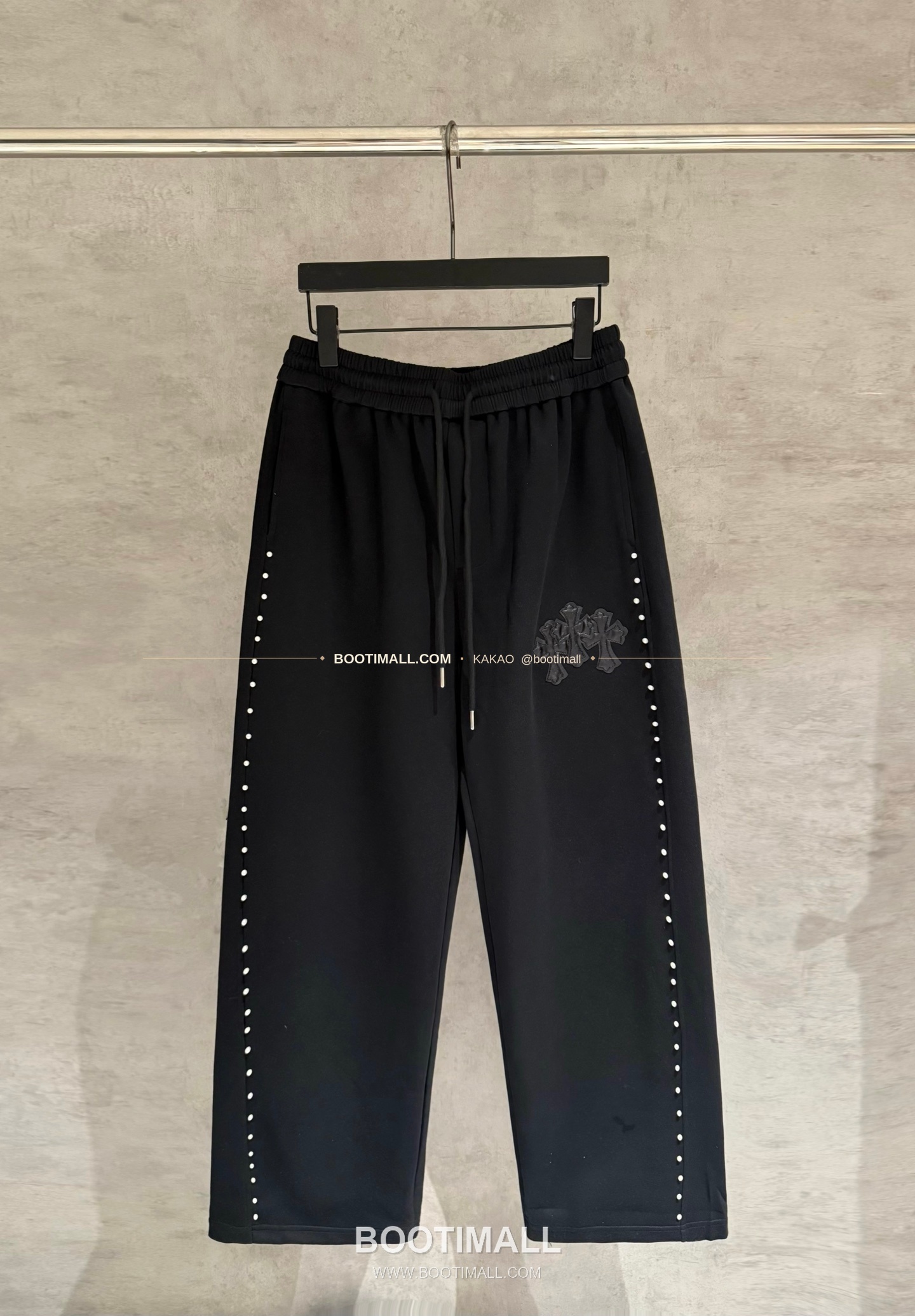 크롬하츠 헤비웨이트 진주 레더패치 루즈핏 블랙 스웨트팬츠 Chrome Hearts Heavyweight Pearl Leather Patch Loose Fit Black Sweatpants D47 1