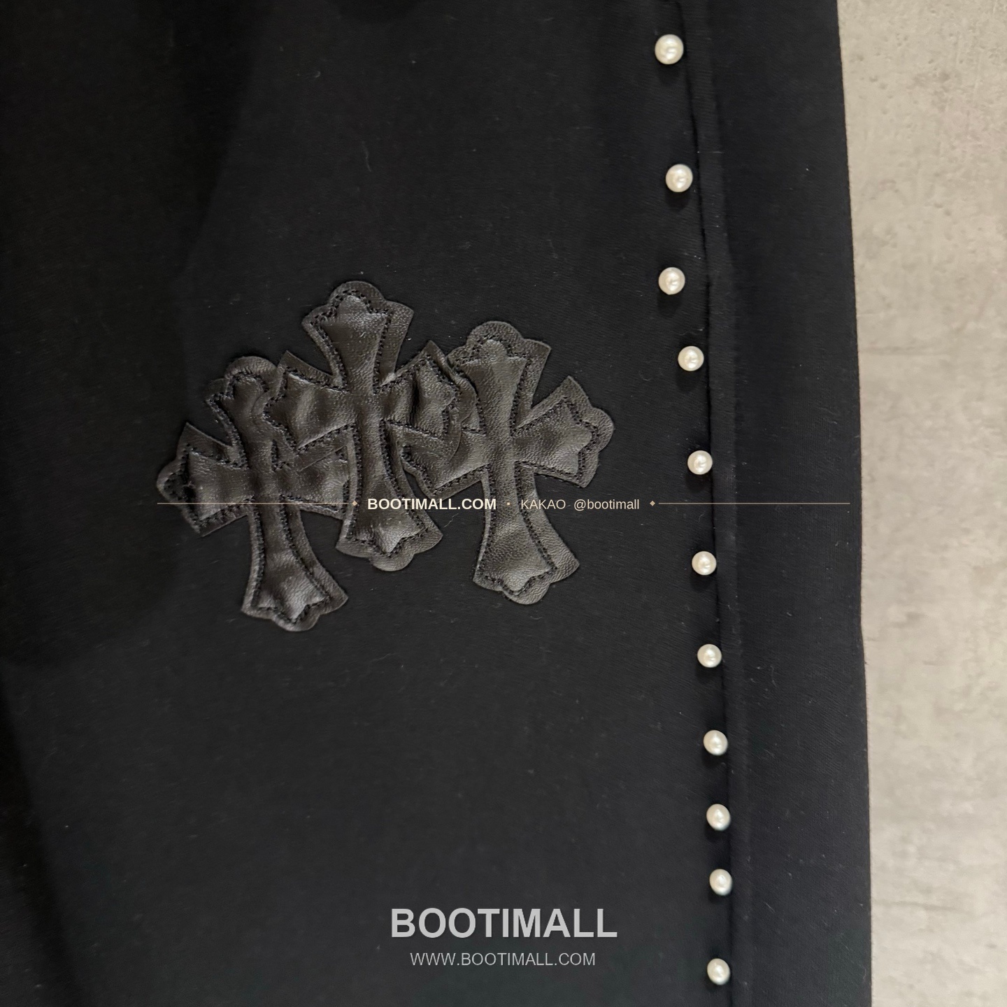 크롬하츠 헤비웨이트 진주 레더패치 루즈핏 블랙 스웨트팬츠 Chrome Hearts Heavyweight Pearl Leather Patch Loose Fit Black Sweatpants D47 5