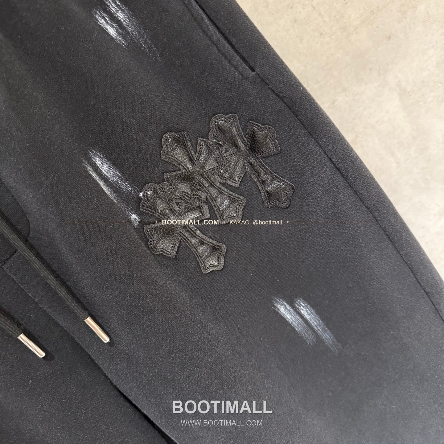 크롬하츠 헤비웨이트 핸드드로잉 레더패치 루즈핏 블랙 스웨트팬츠 Chrome Hearts Heavyweight Hand Drawn Leather Patch Loose Fit Black Sweatpants D45 5