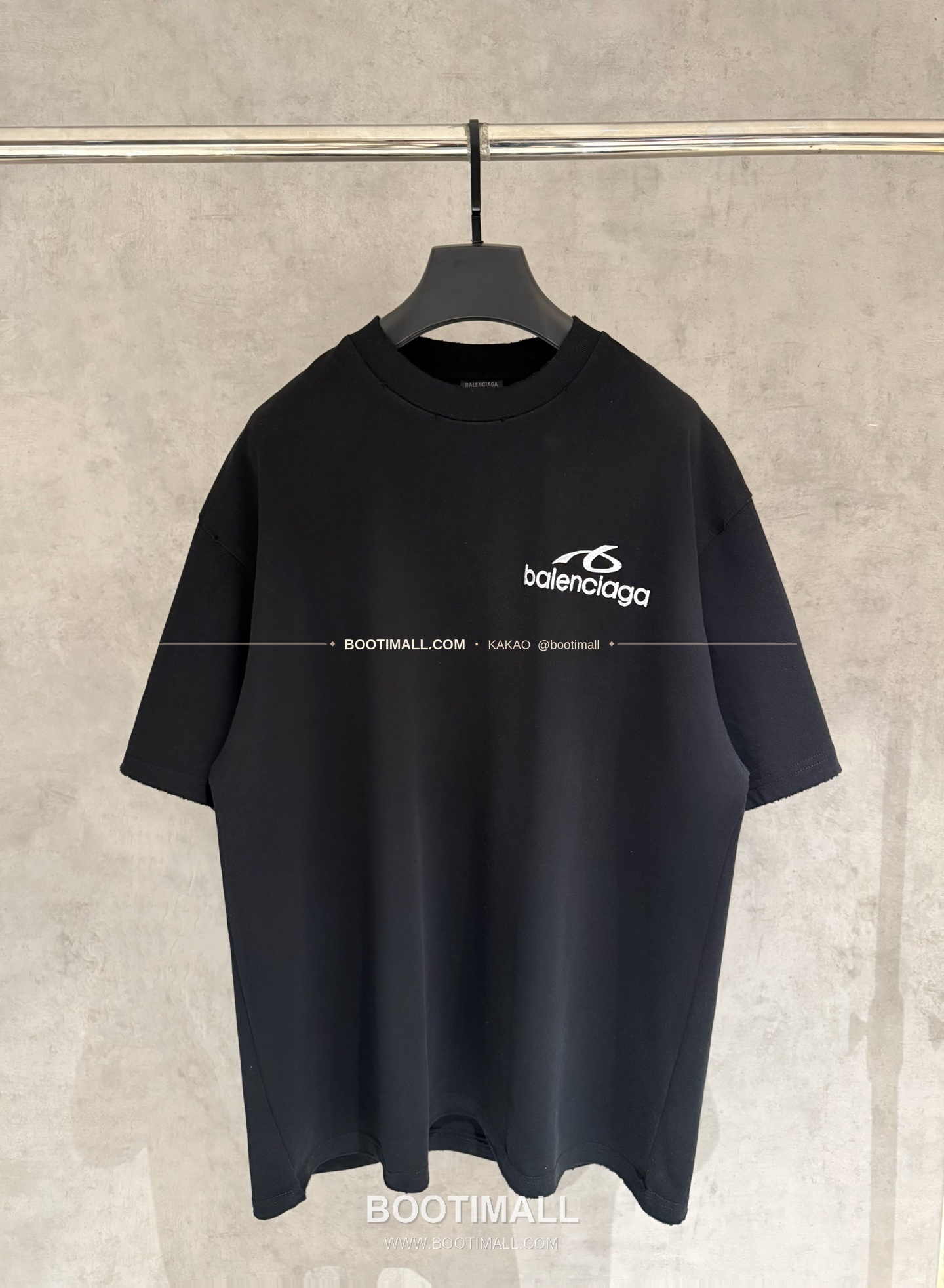 발렌시아가 2025SS 헤비코튼 자수 오버핏 블랙 반팔 티셔츠 Balenciaga 2025 SS Heavy Cotton Embroidered Oversized Black T-Shirt K223 1