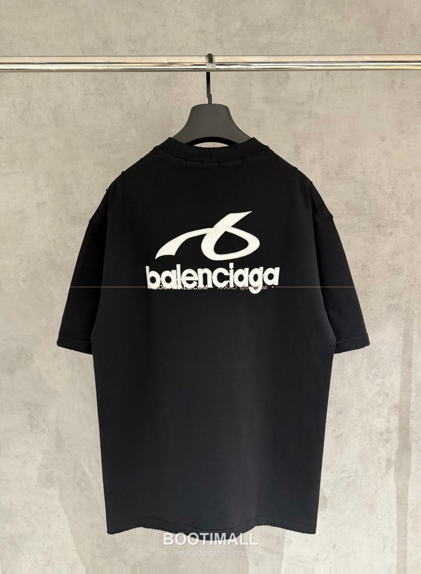 발렌시아가 2025SS 헤비코튼 자수 오버핏 블랙 반팔 티셔츠 Balenciaga 2025 SS Heavy Cotton Embroidered Oversized Black T-Shirt K223 2