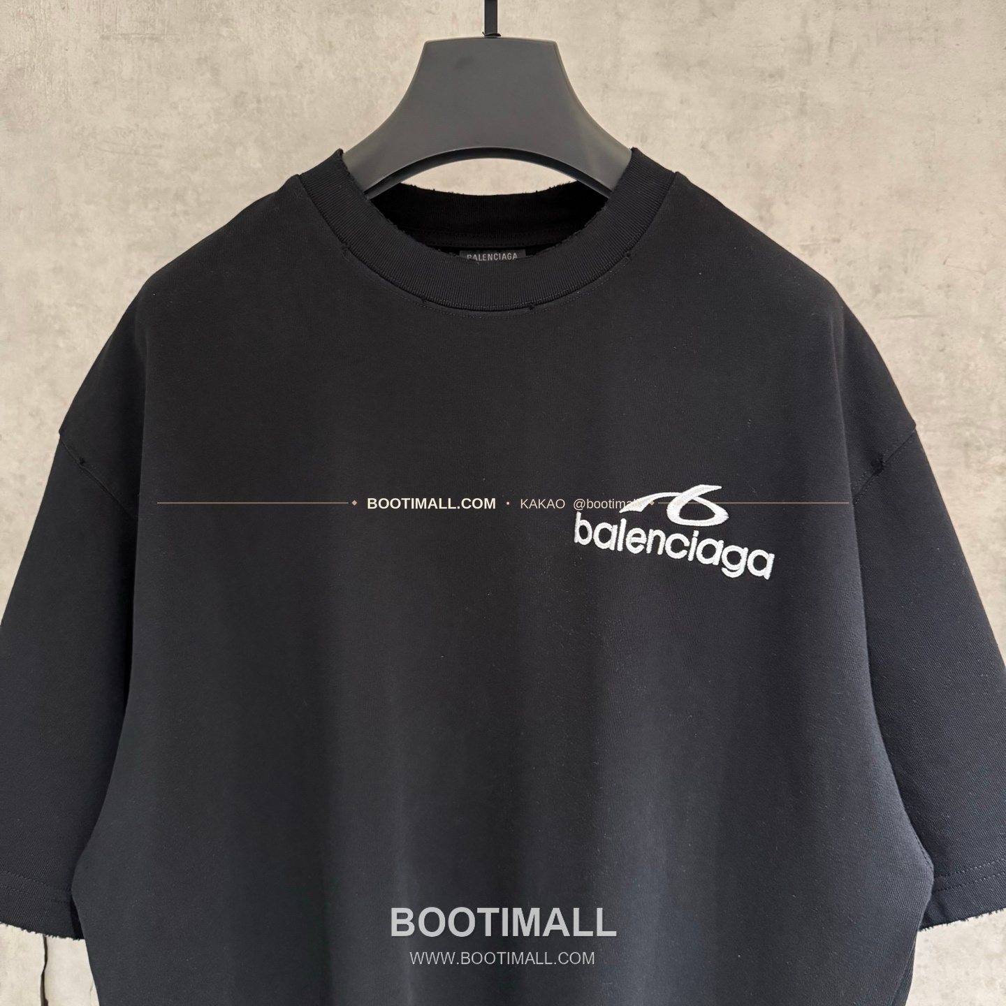 발렌시아가 2025SS 헤비코튼 자수 오버핏 블랙 반팔 티셔츠 Balenciaga 2025 SS Heavy Cotton Embroidered Oversized Black T-Shirt K223 3