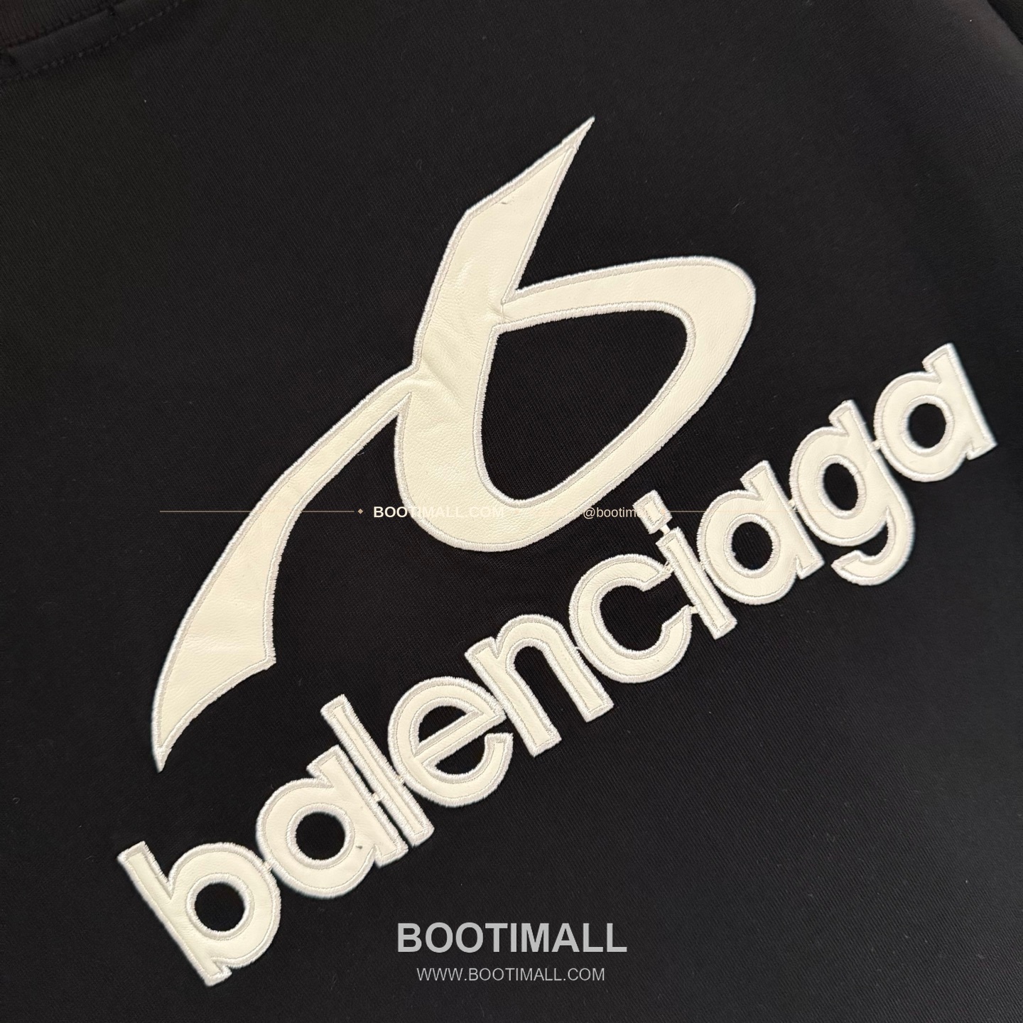 발렌시아가 2025SS 헤비코튼 자수 오버핏 블랙 반팔 티셔츠 Balenciaga 2025 SS Heavy Cotton Embroidered Oversized Black T-Shirt K223 7