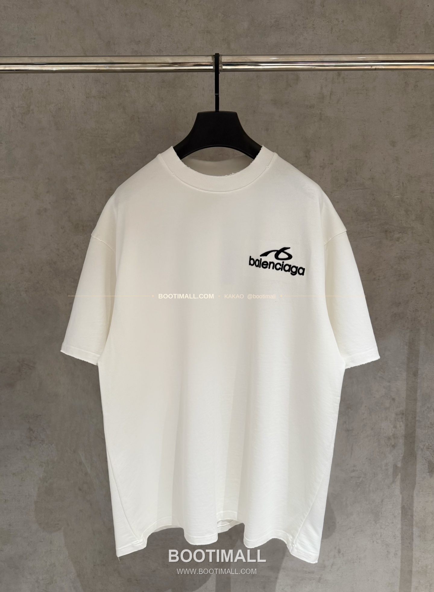 발렌시아가 2025SS 헤비코튼 자수 오버핏 블랙 반팔 티셔츠 Balenciaga 2025 SS Heavy Cotton Embroidered Oversized Black T-Shirt K223 1