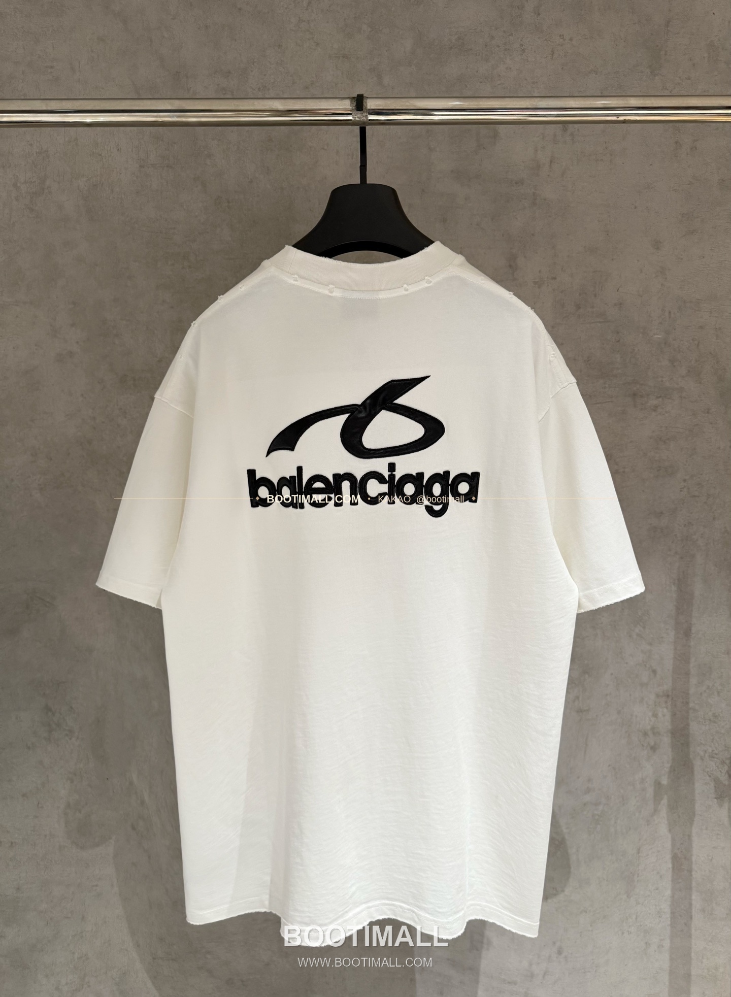 발렌시아가 2025SS 헤비코튼 자수 오버핏 블랙 반팔 티셔츠 Balenciaga 2025 SS Heavy Cotton Embroidered Oversized Black T-Shirt K223 2
