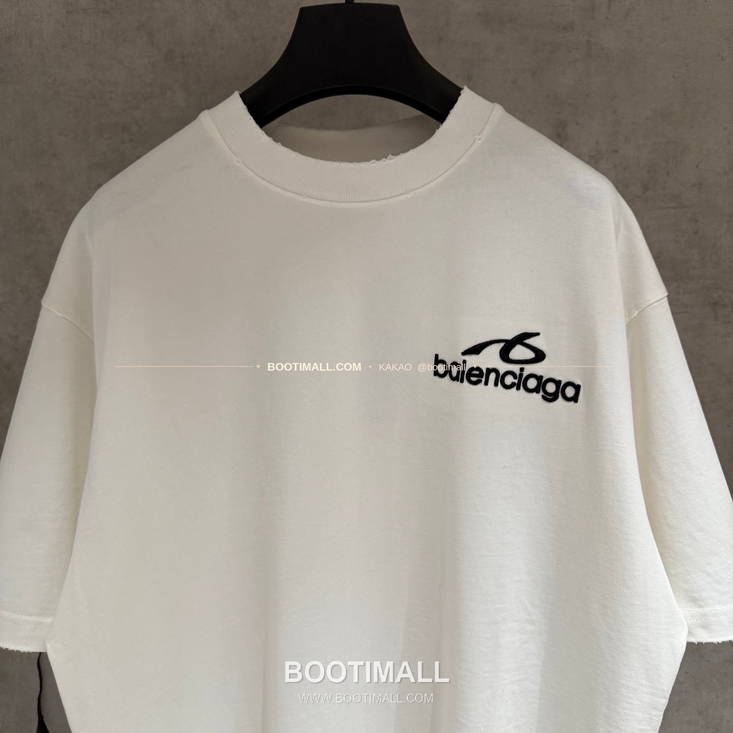 발렌시아가 2025SS 헤비코튼 자수 오버핏 블랙 반팔 티셔츠 Balenciaga 2025 SS Heavy Cotton Embroidered Oversized Black T-Shirt K223 3