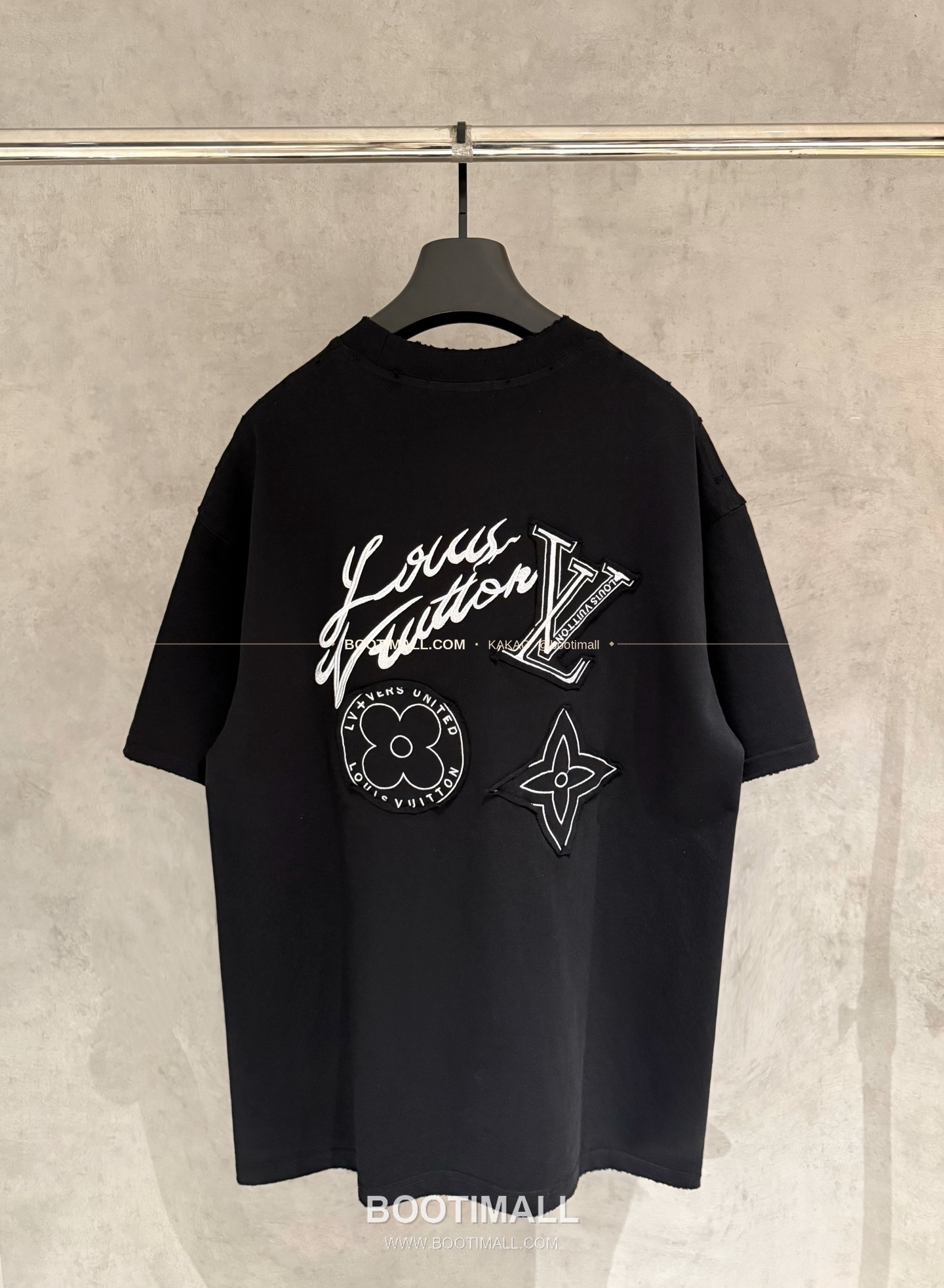 루이비통 2026SS 헤비코튼 입체자수 아플리케 루즈핏 블랙 반팔 티셔츠 Louis Vuitton 2026 SS Heavy Cotton Embroidered Applique Loose Fit Black T-Shirt K168 1