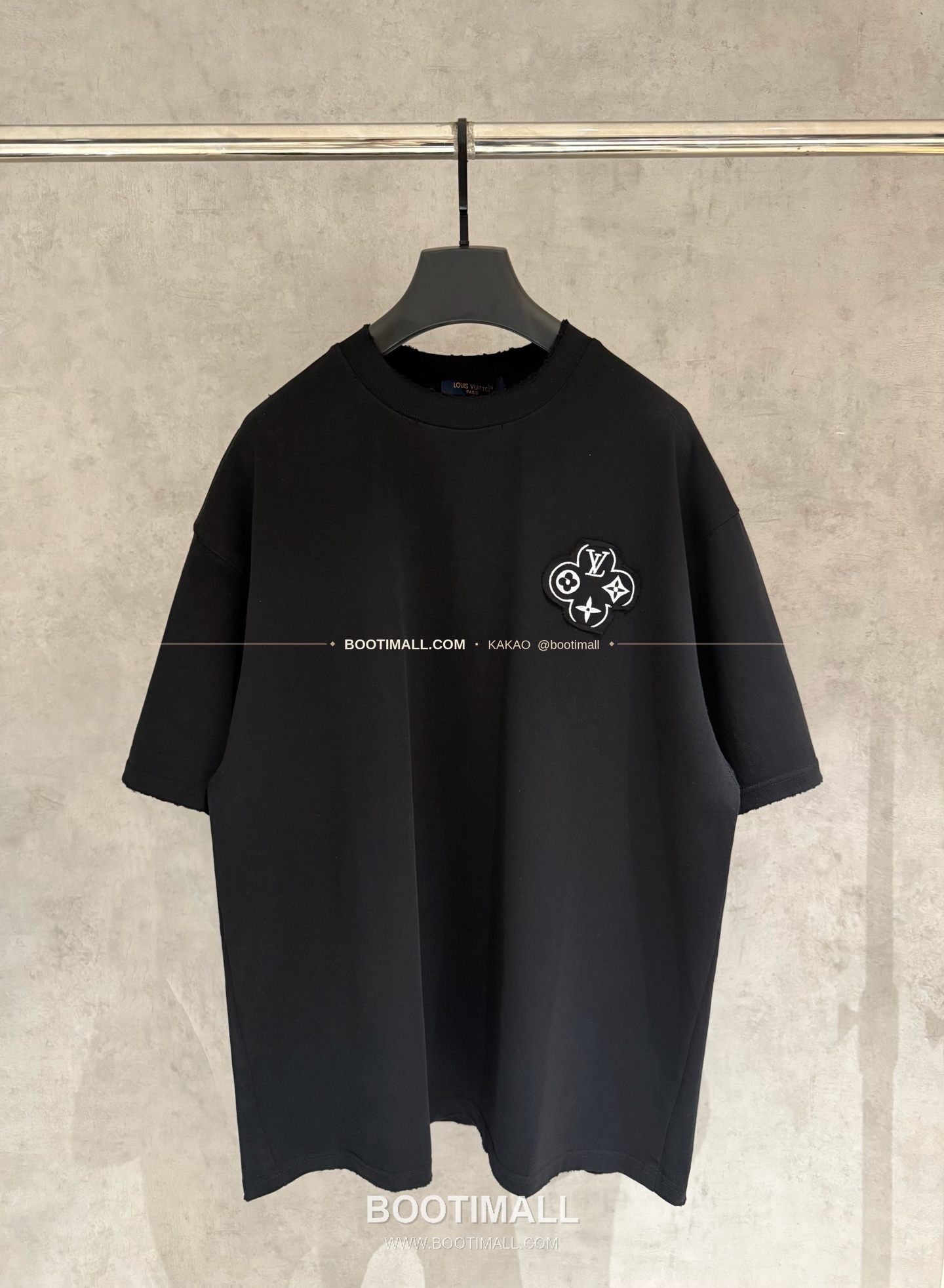 루이비통 2026SS 헤비코튼 입체자수 아플리케 루즈핏 블랙 반팔 티셔츠 Louis Vuitton 2026 SS Heavy Cotton Embroidered Applique Loose Fit Black T-Shirt K168 2