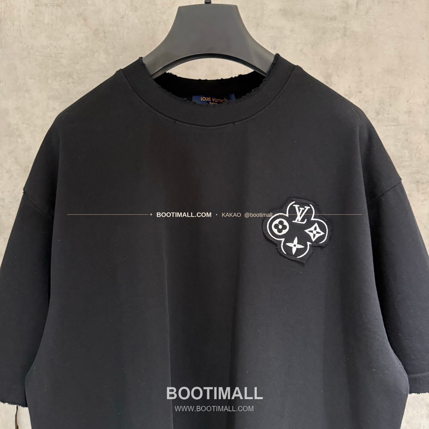 루이비통 2026SS 헤비코튼 입체자수 아플리케 루즈핏 블랙 반팔 티셔츠 Louis Vuitton 2026 SS Heavy Cotton Embroidered Applique Loose Fit Black T-Shirt K168 3