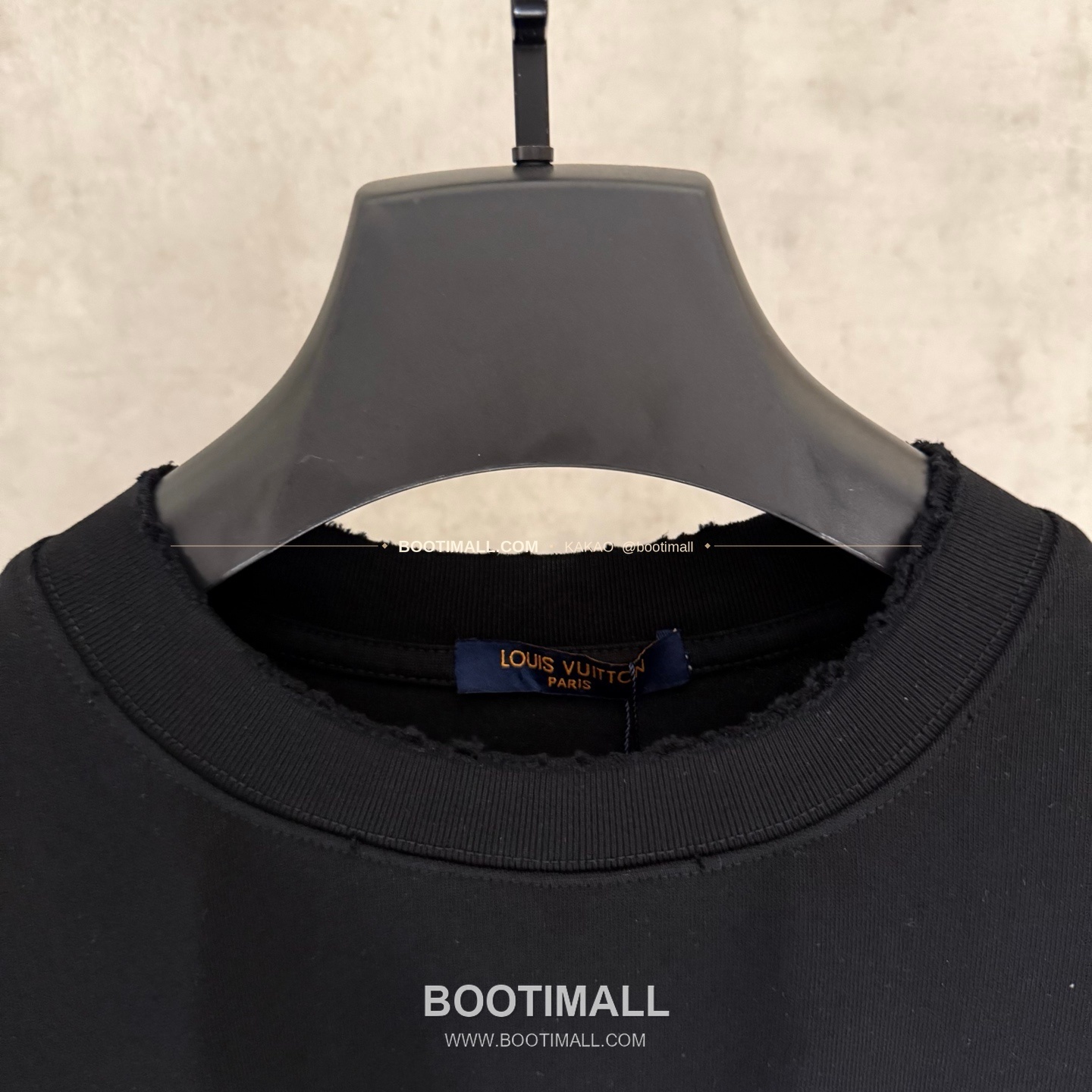 루이비통 2026SS 헤비코튼 입체자수 아플리케 루즈핏 블랙 반팔 티셔츠 Louis Vuitton 2026 SS Heavy Cotton Embroidered Applique Loose Fit Black T-Shirt K168 5