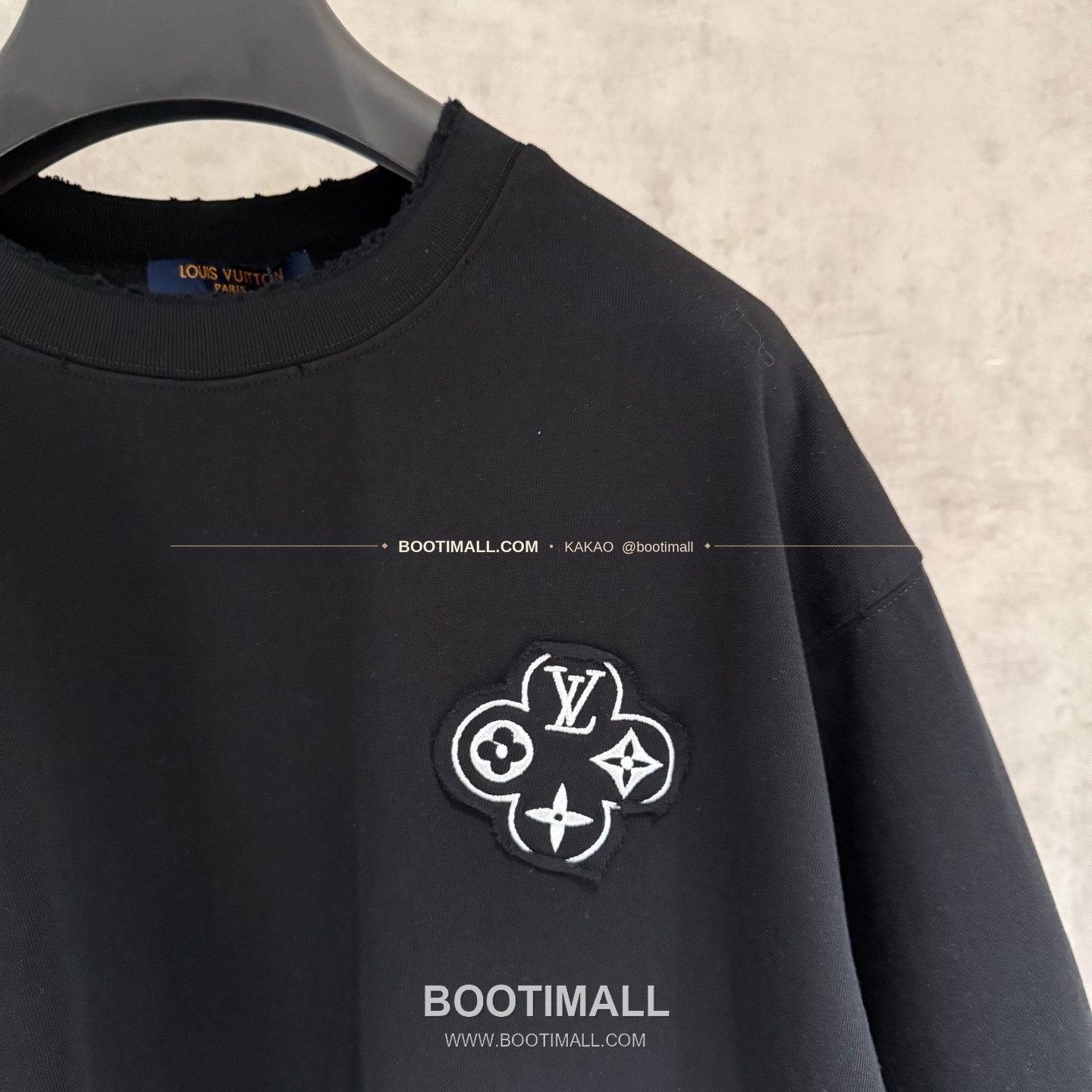 루이비통 2026SS 헤비코튼 입체자수 아플리케 루즈핏 블랙 반팔 티셔츠 Louis Vuitton 2026 SS Heavy Cotton Embroidered Applique Loose Fit Black T-Shirt K168 6
