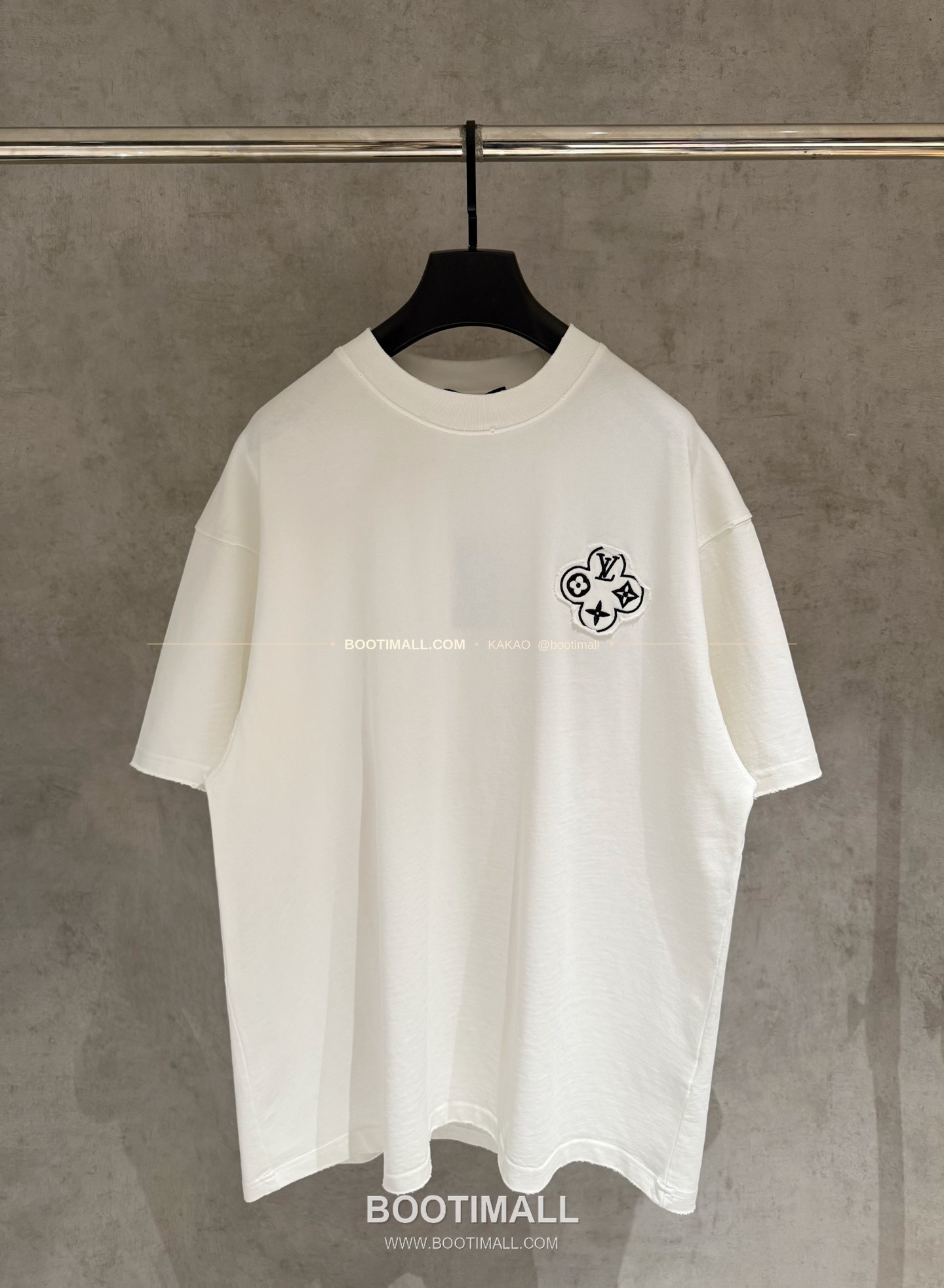 루이비통 2026SS 헤비코튼 입체자수 아플리케 루즈핏 블랙 반팔 티셔츠 Louis Vuitton 2026 SS Heavy Cotton Embroidered Applique Loose Fit Black T-Shirt K168 1