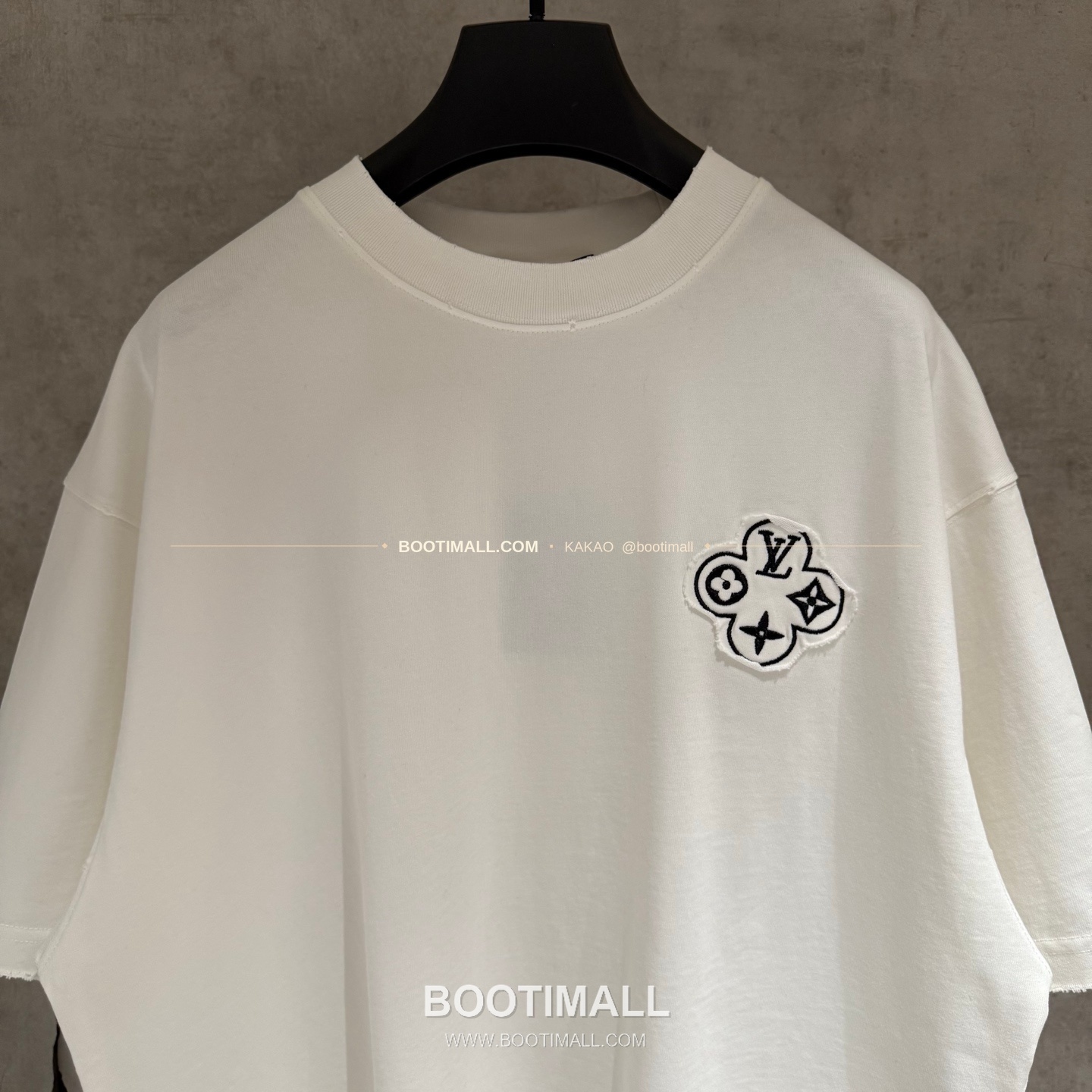 루이비통 2026SS 헤비코튼 입체자수 아플리케 루즈핏 블랙 반팔 티셔츠 Louis Vuitton 2026 SS Heavy Cotton Embroidered Applique Loose Fit Black T-Shirt K168 3