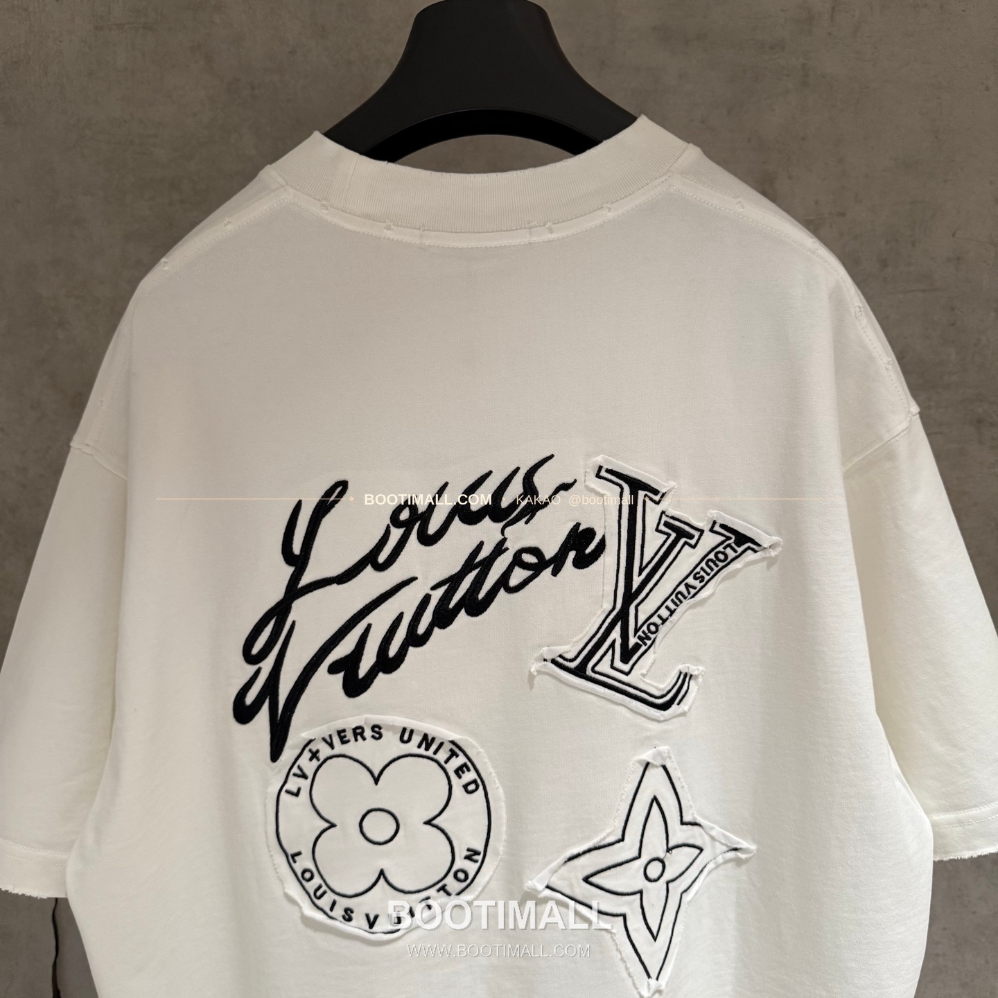 루이비통 2026SS 헤비코튼 입체자수 아플리케 루즈핏 블랙 반팔 티셔츠 Louis Vuitton 2026 SS Heavy Cotton Embroidered Applique Loose Fit Black T-Shirt K168 4