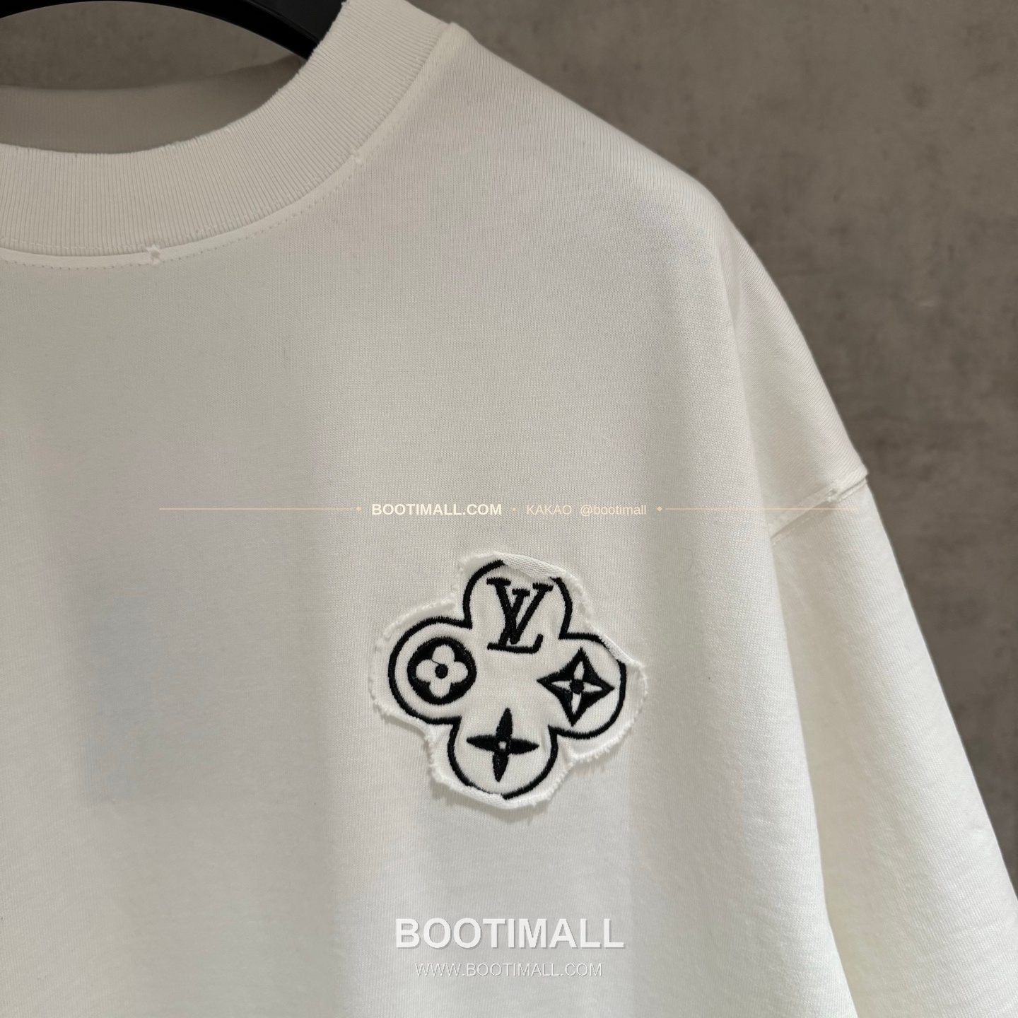 루이비통 2026SS 헤비코튼 입체자수 아플리케 루즈핏 블랙 반팔 티셔츠 Louis Vuitton 2026 SS Heavy Cotton Embroidered Applique Loose Fit Black T-Shirt K168 6