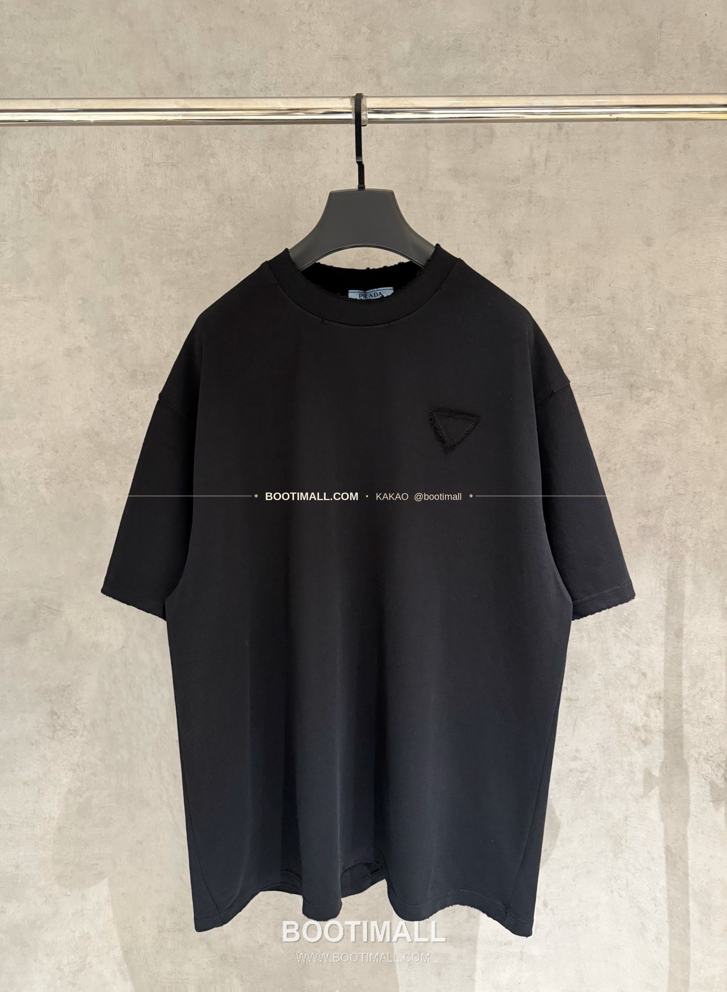 프라다 2026SS 헤비코튼 입체자수 아플리케 루즈핏 블랙 반팔 티셔츠 Prada 2026 SS Heavy Cotton Embroidered Applique Loose Fit Black T-Shirt K211 1