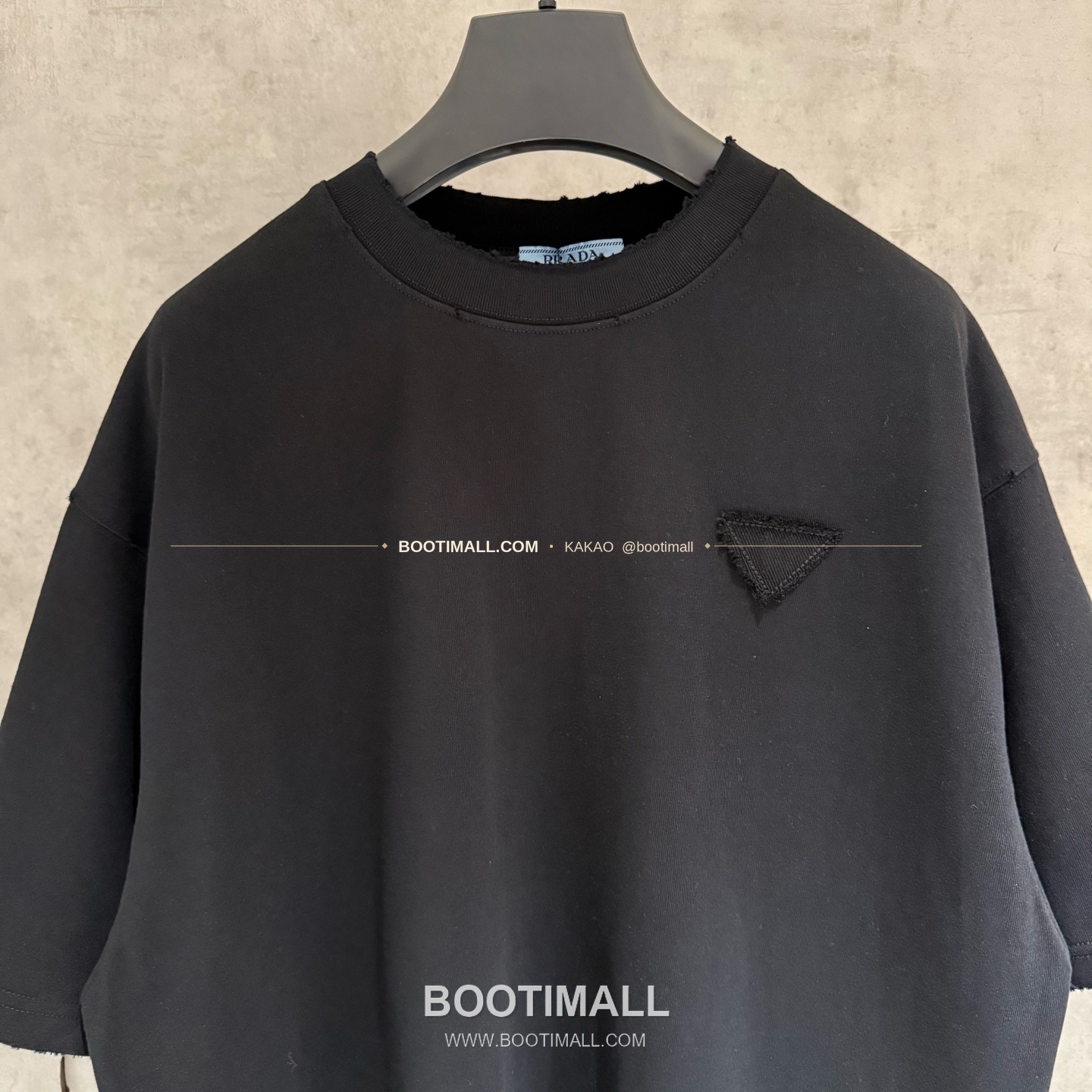 프라다 2026SS 헤비코튼 입체자수 아플리케 루즈핏 블랙 반팔 티셔츠 Prada 2026 SS Heavy Cotton Embroidered Applique Loose Fit Black T-Shirt K211 3