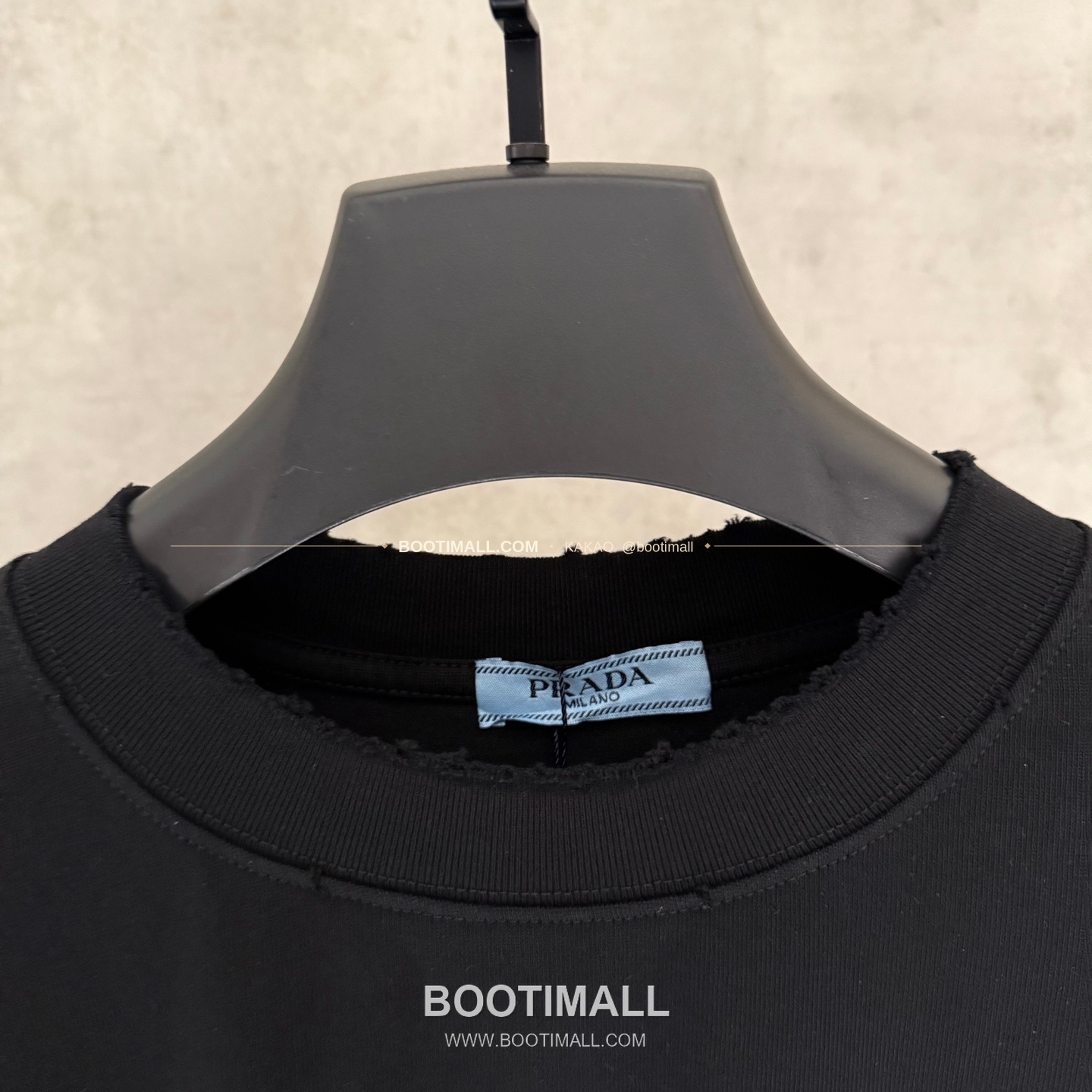 프라다 2026SS 헤비코튼 입체자수 아플리케 루즈핏 블랙 반팔 티셔츠 Prada 2026 SS Heavy Cotton Embroidered Applique Loose Fit Black T-Shirt K211 5