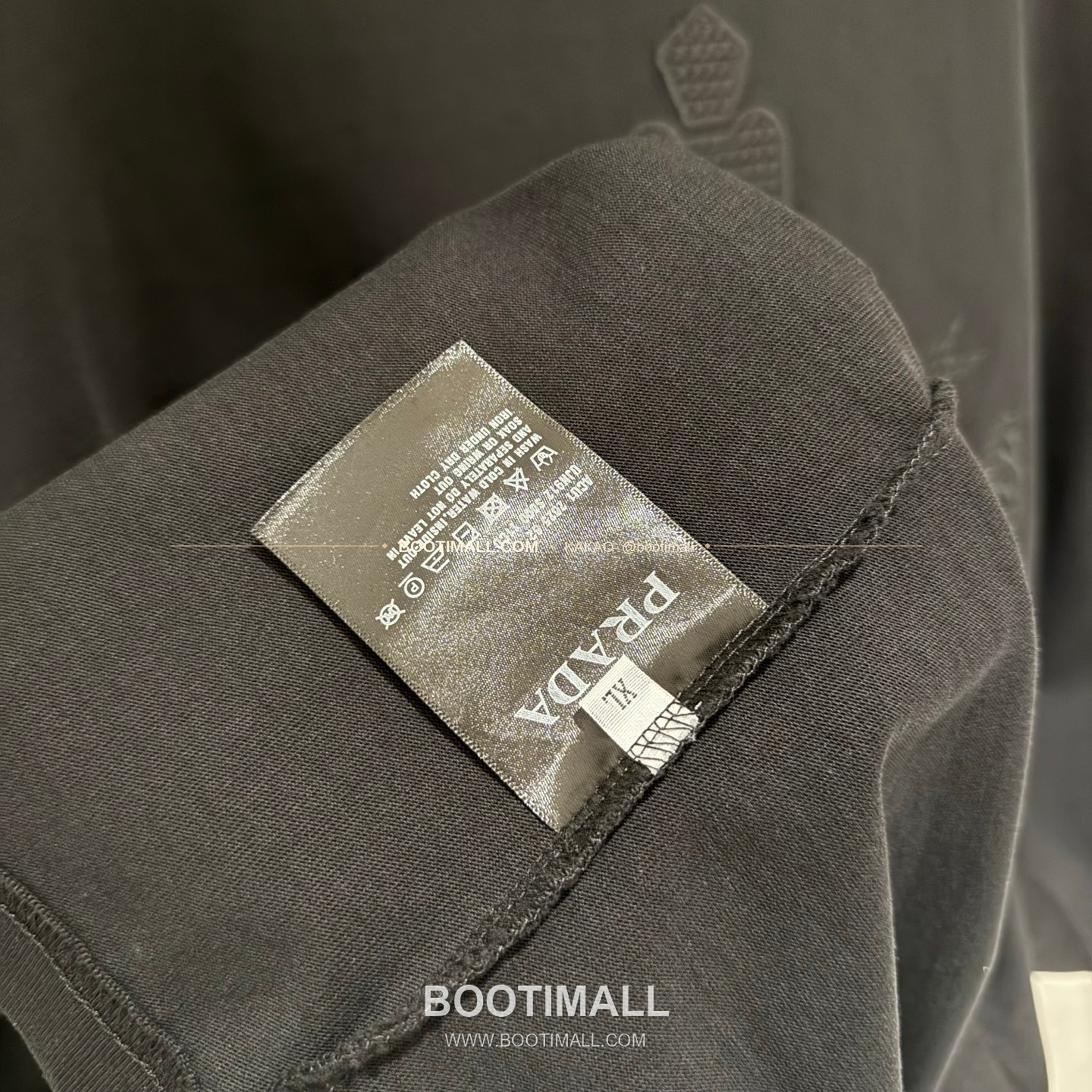 프라다 2026SS 헤비코튼 입체자수 아플리케 루즈핏 블랙 반팔 티셔츠 Prada 2026 SS Heavy Cotton Embroidered Applique Loose Fit Black T-Shirt K211 8