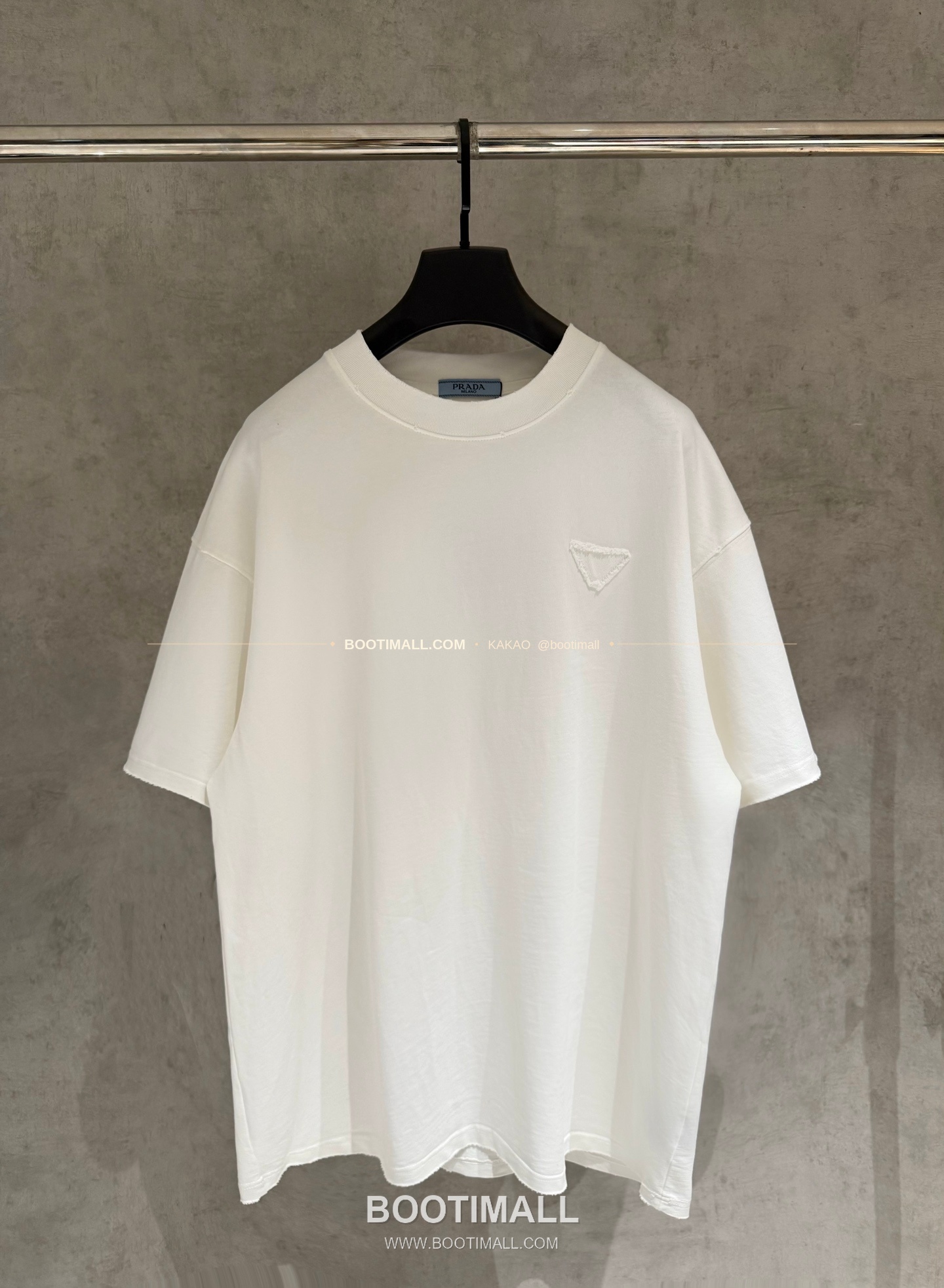 프라다 2026SS 헤비코튼 입체자수 아플리케 루즈핏 블랙 반팔 티셔츠 Prada 2026 SS Heavy Cotton Embroidered Applique Loose Fit Black T-Shirt K211 1