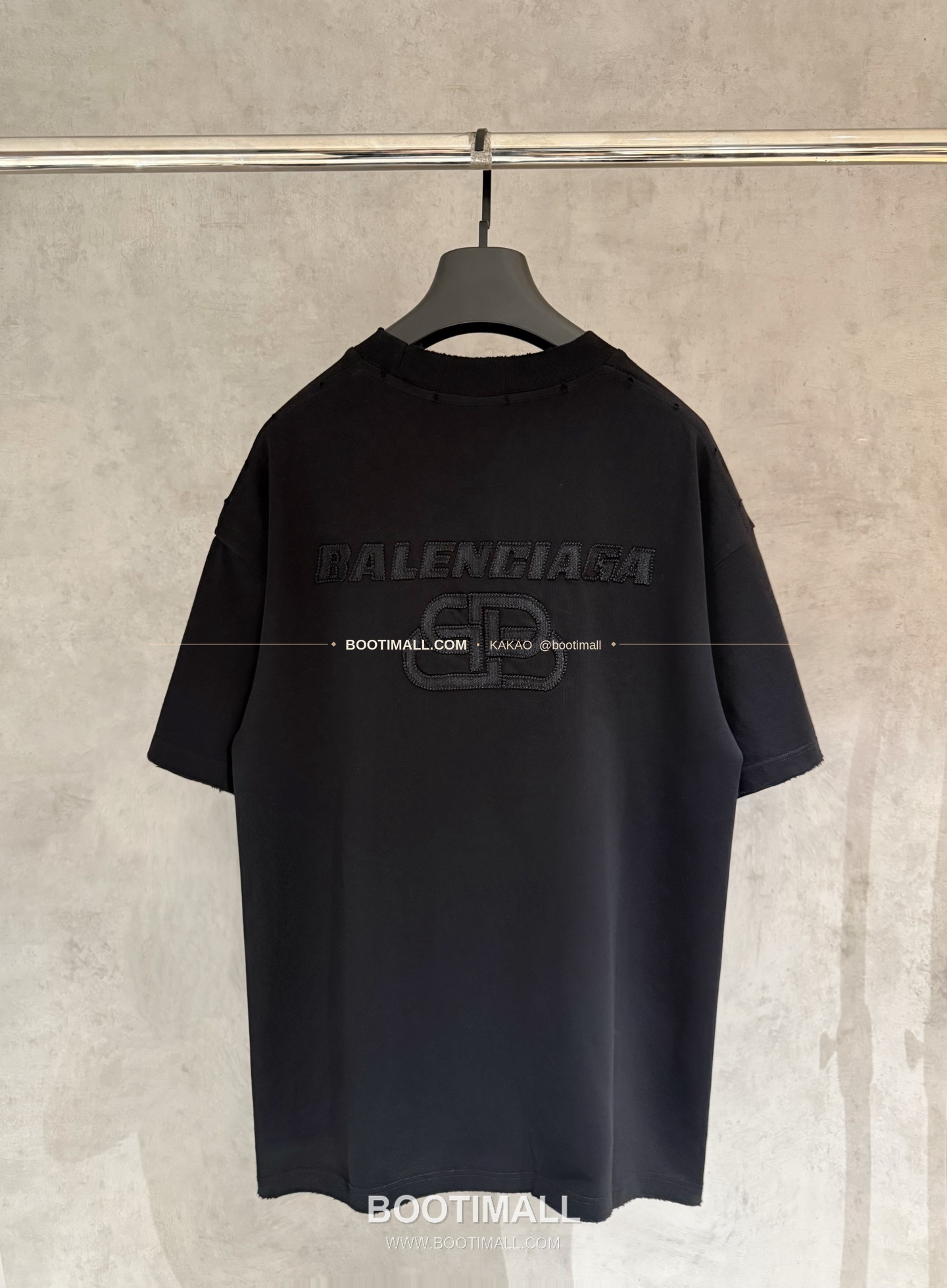 발렌시아가 2025SS 헤비코튼 자수 루즈핏 블랙 반팔 티셔츠 Balenciaga 2025 SS Heavy Cotton Embroidered Loose Fit Black T-Shirt K174 2