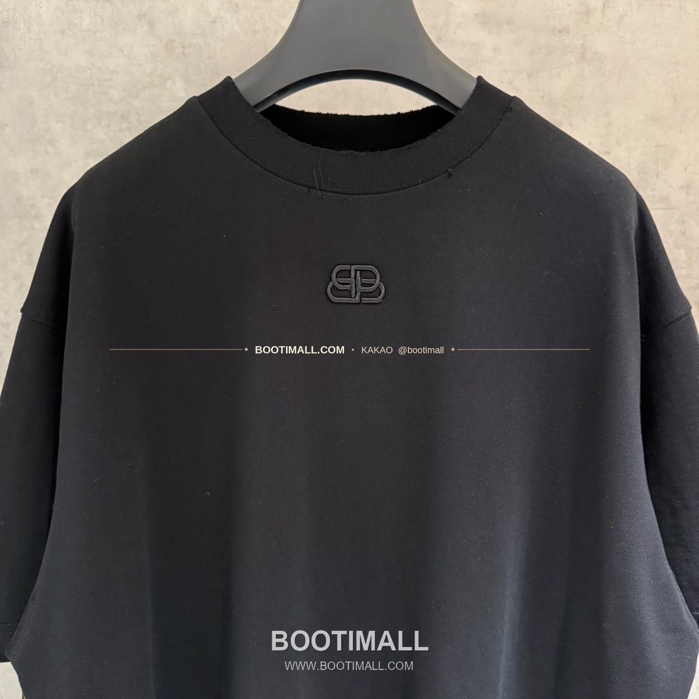 발렌시아가 2025SS 헤비코튼 자수 루즈핏 블랙 반팔 티셔츠 Balenciaga 2025 SS Heavy Cotton Embroidered Loose Fit Black T-Shirt K174 3