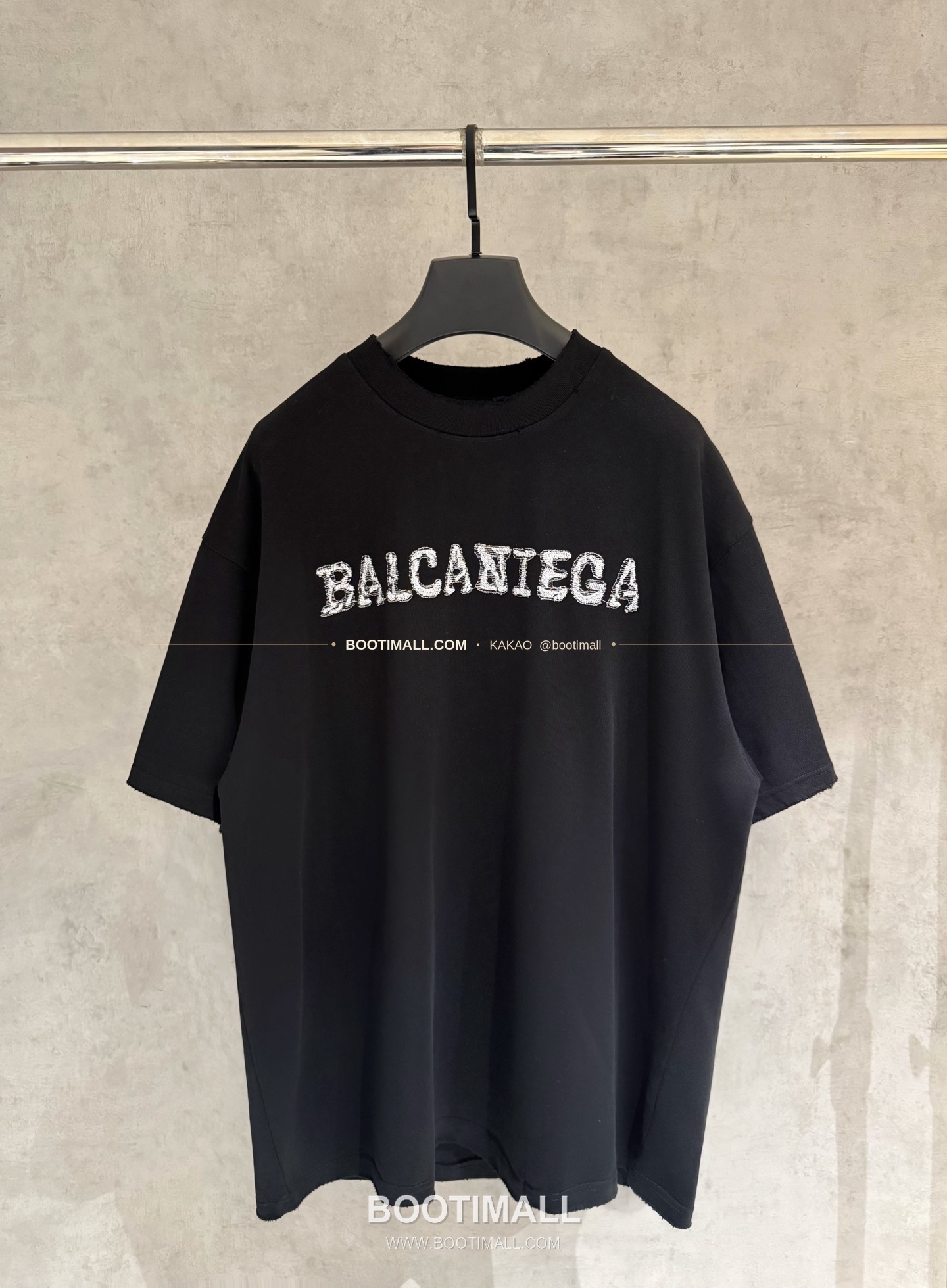 발렌시아가 2025SS 헤비코튼 자수 루즈핏 블랙 반팔 티셔츠 Balenciaga 2025 SS Heavy Cotton Embroidered Loose Fit Black T-Shirt K170 1