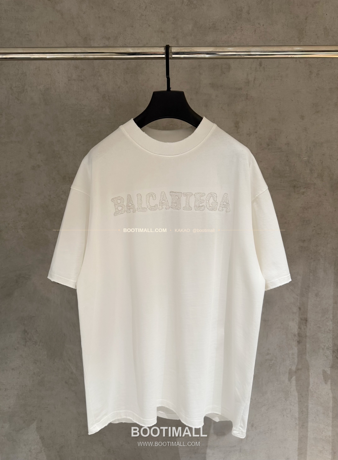 발렌시아가 2025SS 헤비코튼 자수 루즈핏 블랙 반팔 티셔츠 Balenciaga 2025 SS Heavy Cotton Embroidered Loose Fit Black T-Shirt K170 1