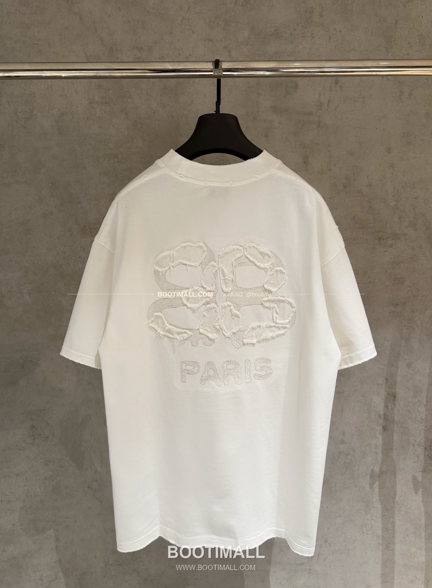 발렌시아가 2025SS 헤비코튼 자수 루즈핏 블랙 반팔 티셔츠 Balenciaga 2025 SS Heavy Cotton Embroidered Loose Fit Black T-Shirt K170 2