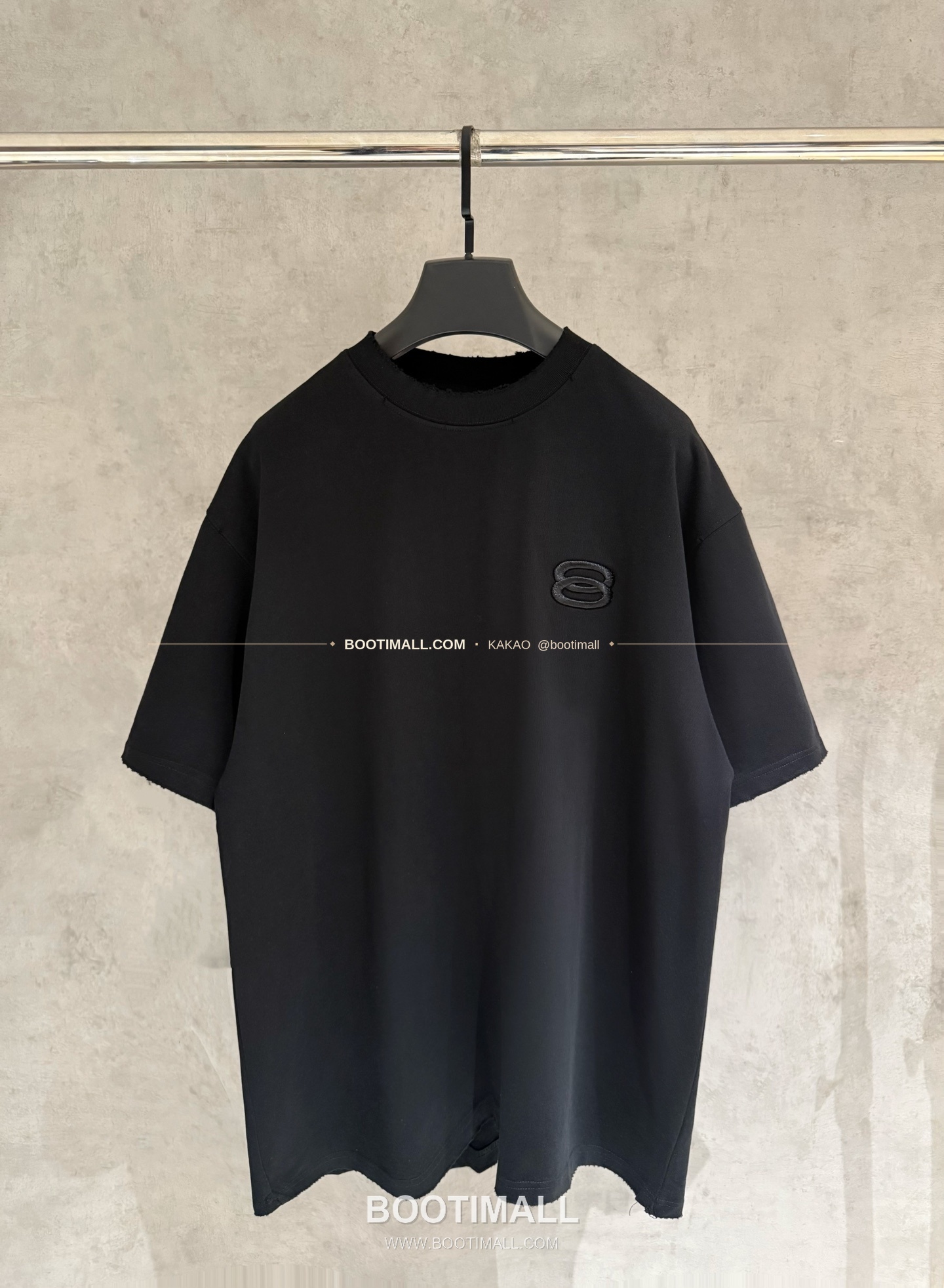 발렌시아가 2025SS 헤비코튼 자수 루즈핏 블랙 반팔 티셔츠 Balenciaga 2025 SS Heavy Cotton Embroidered Loose Fit Black T-Shirt K124 1