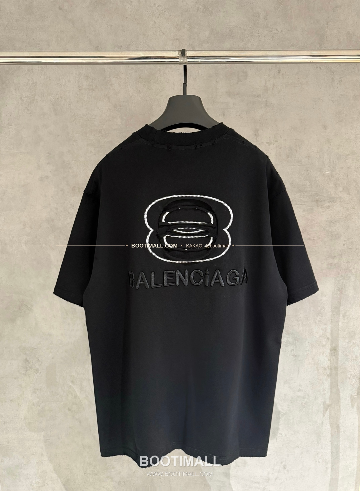 발렌시아가 2025SS 헤비코튼 자수 루즈핏 블랙 반팔 티셔츠 Balenciaga 2025 SS Heavy Cotton Embroidered Loose Fit Black T-Shirt K124 2