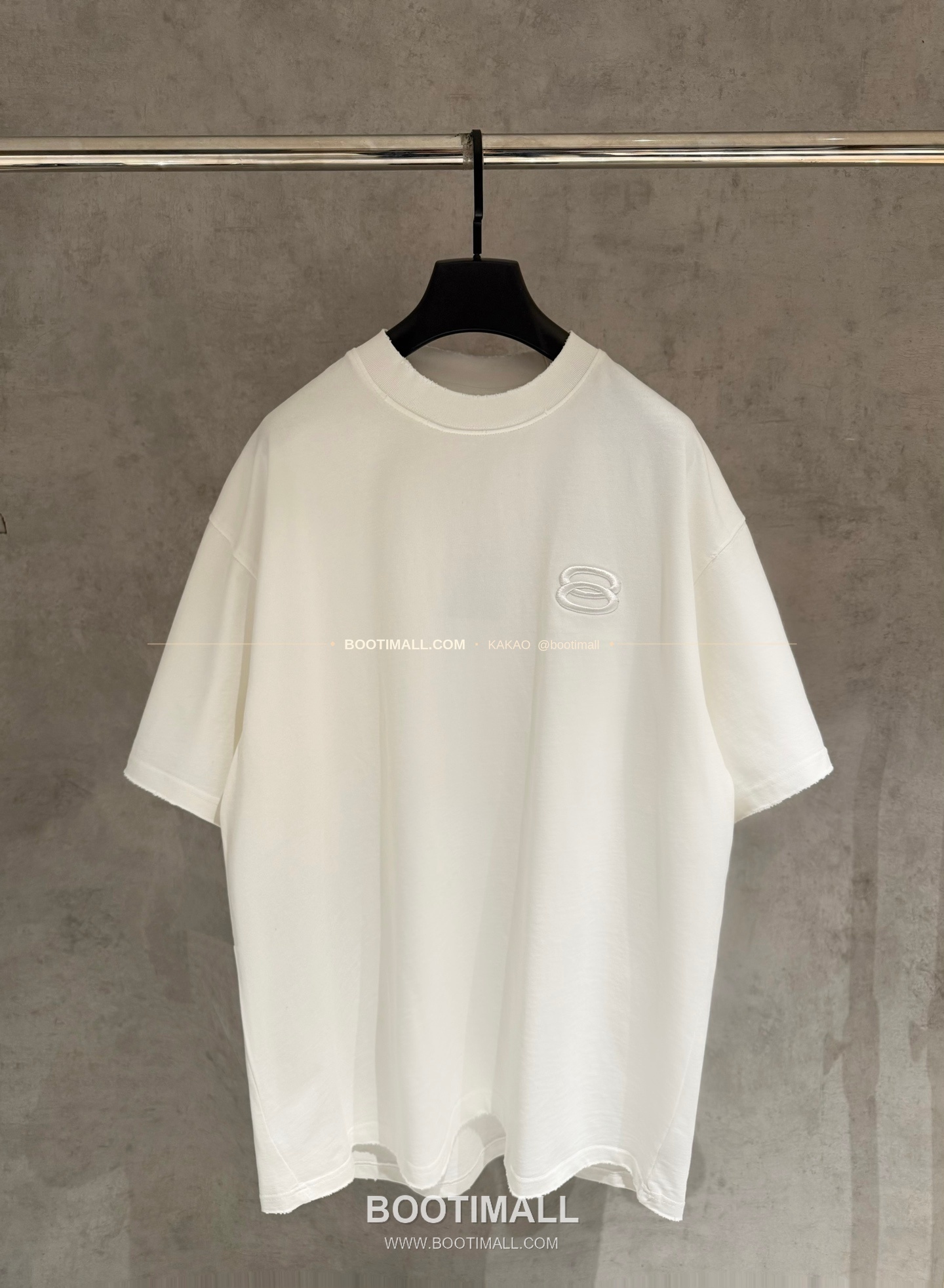 발렌시아가 2025SS 헤비코튼 자수 루즈핏 블랙 반팔 티셔츠 Balenciaga 2025 SS Heavy Cotton Embroidered Loose Fit Black T-Shirt K124 1