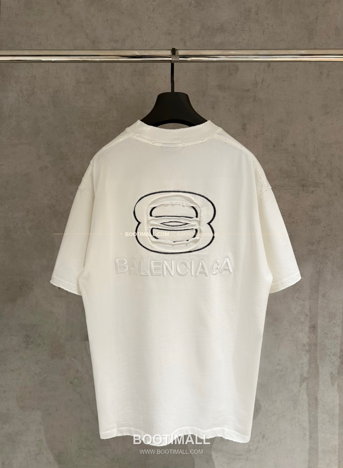 발렌시아가 2025SS 헤비코튼 자수 루즈핏 블랙 반팔 티셔츠 Balenciaga 2025 SS Heavy Cotton Embroidered Loose Fit Black T-Shirt K124 2