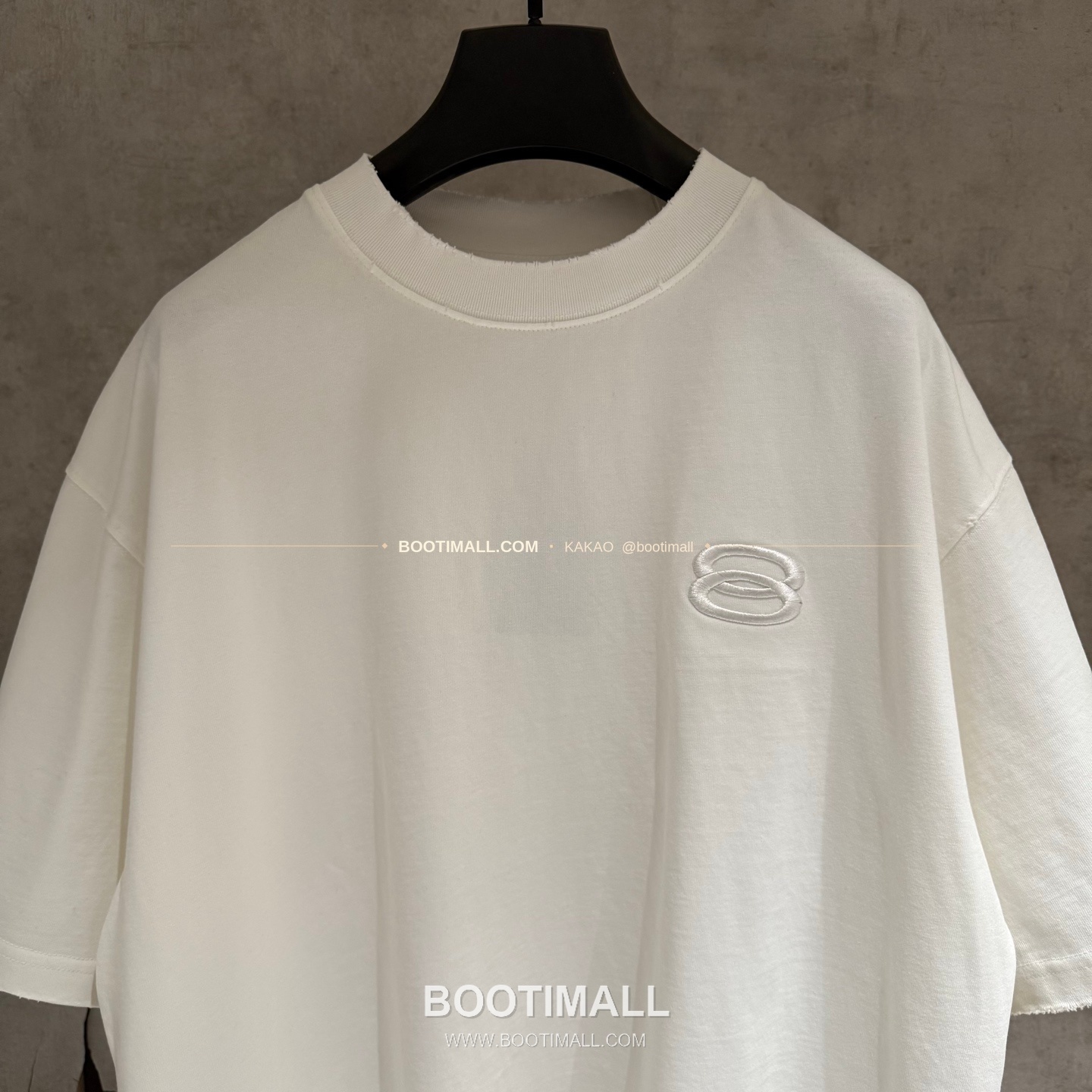 발렌시아가 2025SS 헤비코튼 자수 루즈핏 블랙 반팔 티셔츠 Balenciaga 2025 SS Heavy Cotton Embroidered Loose Fit Black T-Shirt K124 3