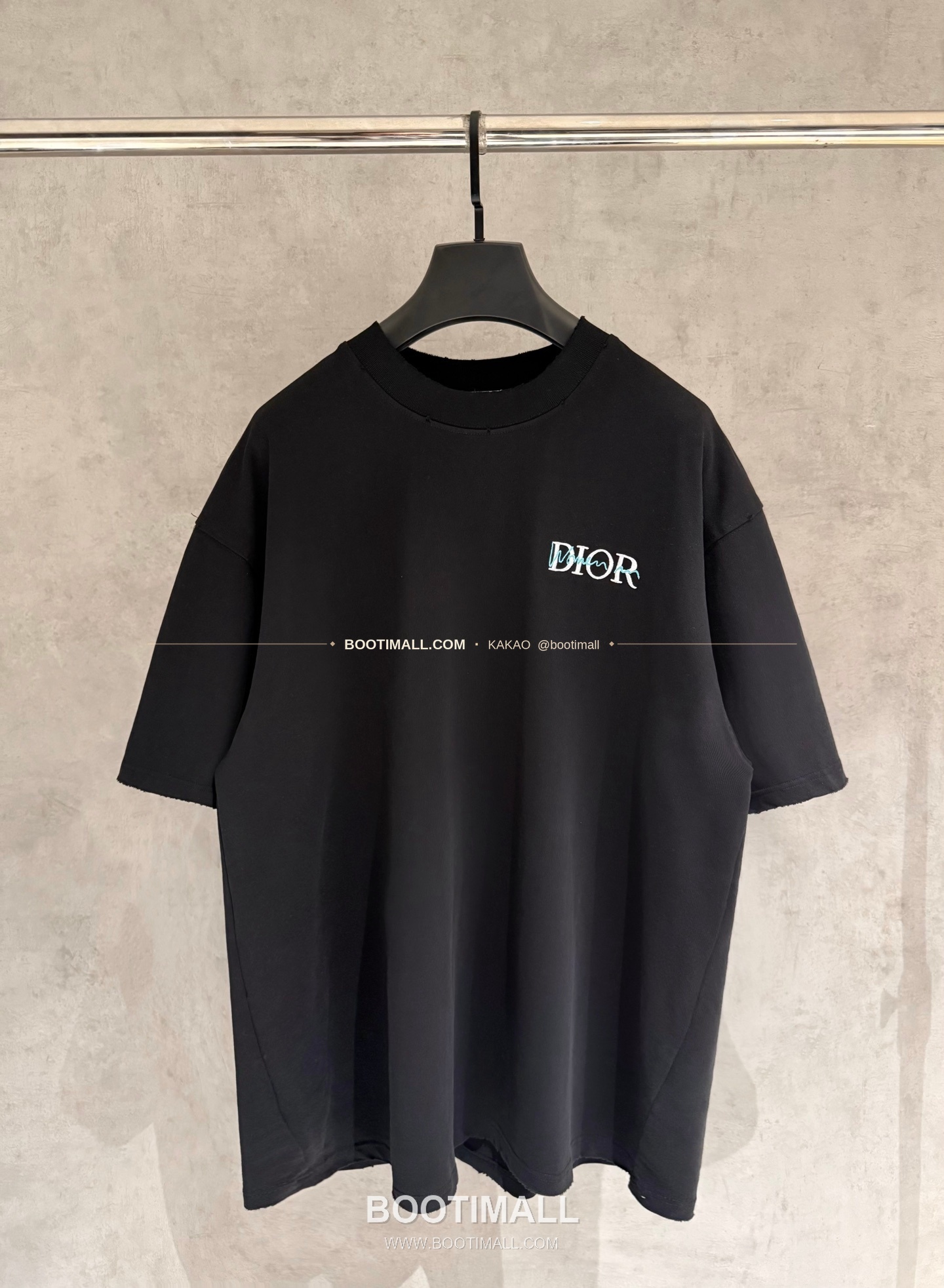 디올 2026SS 헤비코튼 입체자수 아플리케 루즈핏 블랙 반팔 티셔츠 Dior 2026 SS Heavy Cotton Embroidered Applique Loose Fit Black T-Shirt K190 1