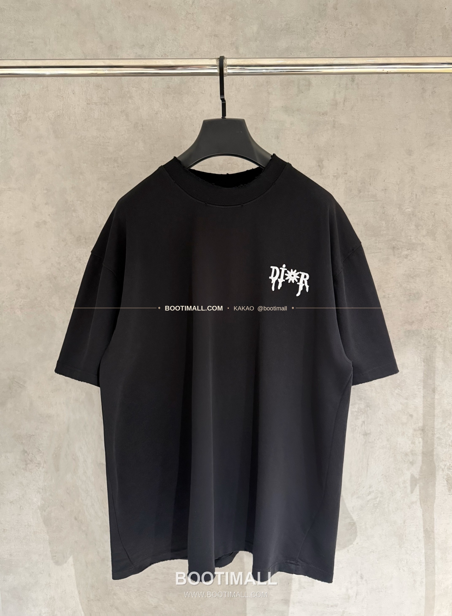 디올 2026SS 헤비코튼 입체자수 아플리케 루즈핏 블랙 반팔 티셔츠 Dior 2026 SS Heavy Cotton Embroidered Applique Loose Fit Black T-Shirt K188 1