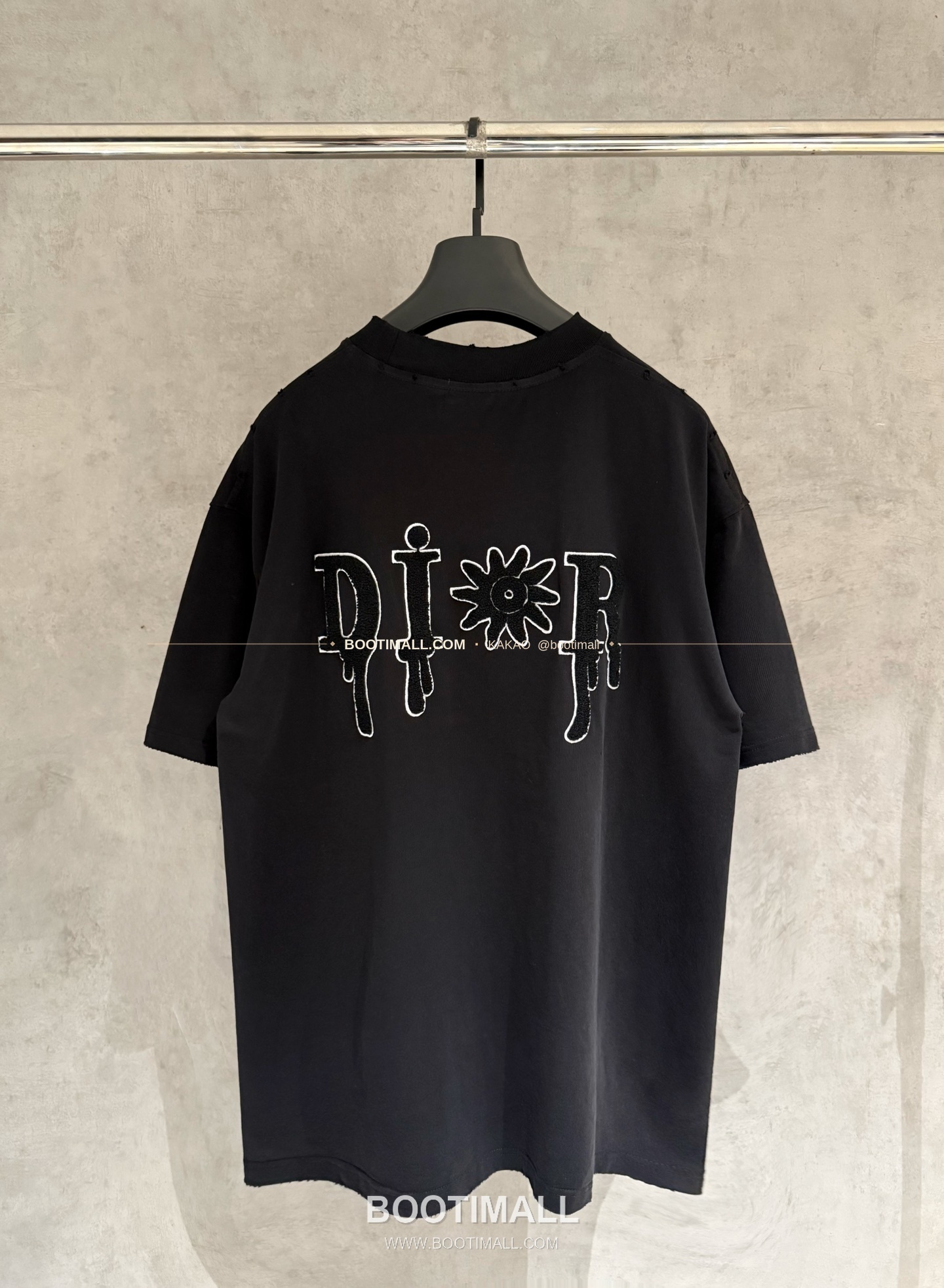 디올 2026SS 헤비코튼 입체자수 아플리케 루즈핏 블랙 반팔 티셔츠 Dior 2026 SS Heavy Cotton Embroidered Applique Loose Fit Black T-Shirt K188 2