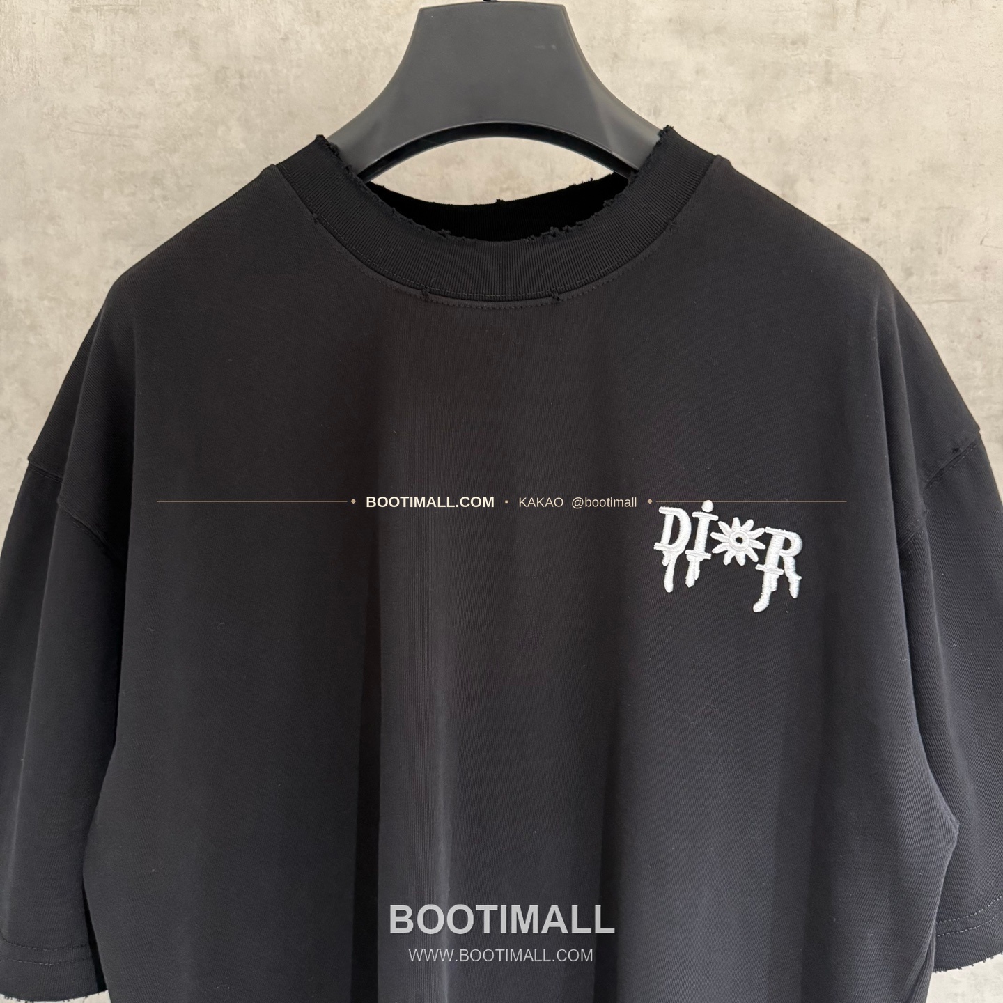 디올 2026SS 헤비코튼 입체자수 아플리케 루즈핏 블랙 반팔 티셔츠 Dior 2026 SS Heavy Cotton Embroidered Applique Loose Fit Black T-Shirt K188 3