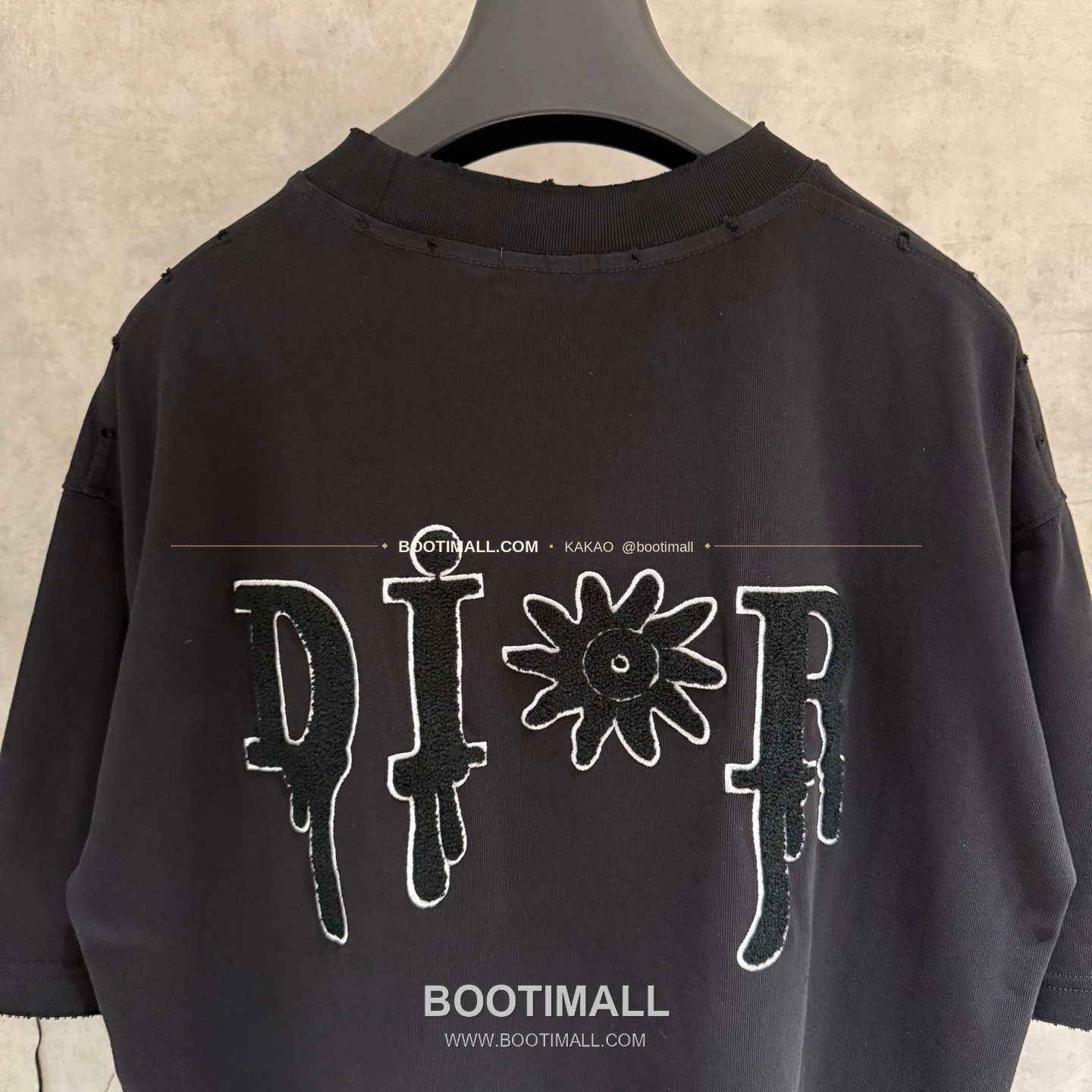 디올 2026SS 헤비코튼 입체자수 아플리케 루즈핏 블랙 반팔 티셔츠 Dior 2026 SS Heavy Cotton Embroidered Applique Loose Fit Black T-Shirt K188 4