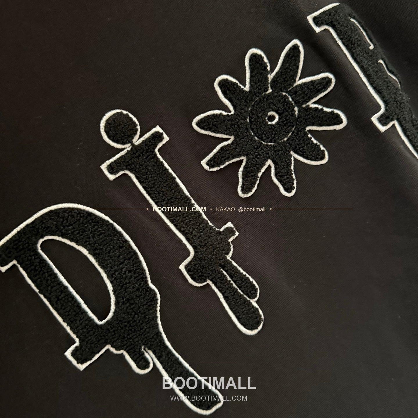 디올 2026SS 헤비코튼 입체자수 아플리케 루즈핏 블랙 반팔 티셔츠 Dior 2026 SS Heavy Cotton Embroidered Applique Loose Fit Black T-Shirt K188 7