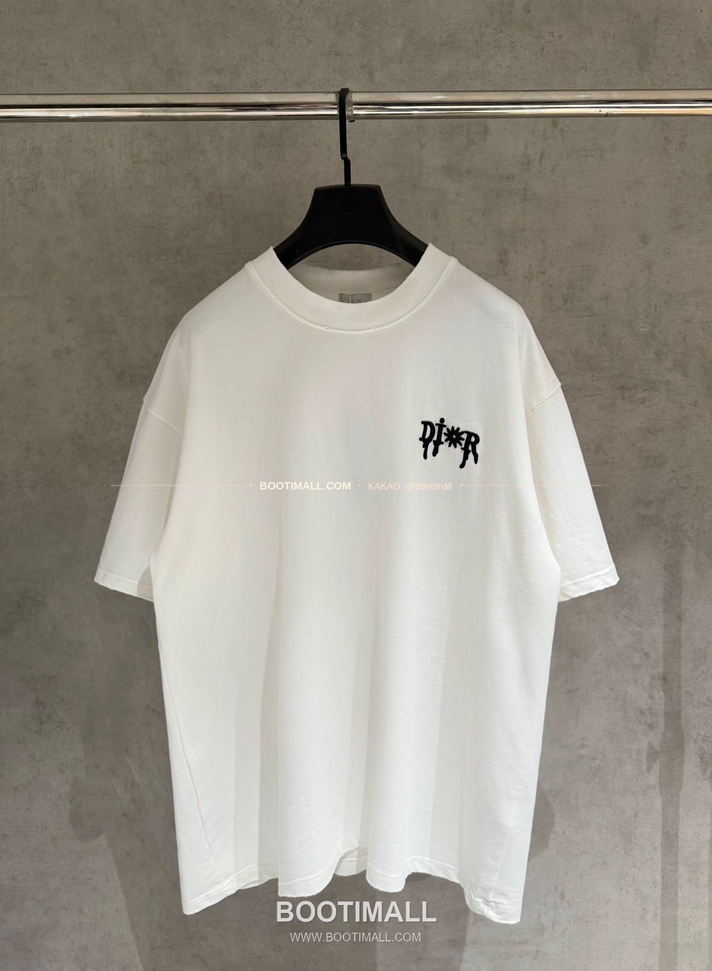 디올 2026SS 헤비코튼 입체자수 아플리케 루즈핏 블랙 반팔 티셔츠 Dior 2026 SS Heavy Cotton Embroidered Applique Loose Fit Black T-Shirt K188 1