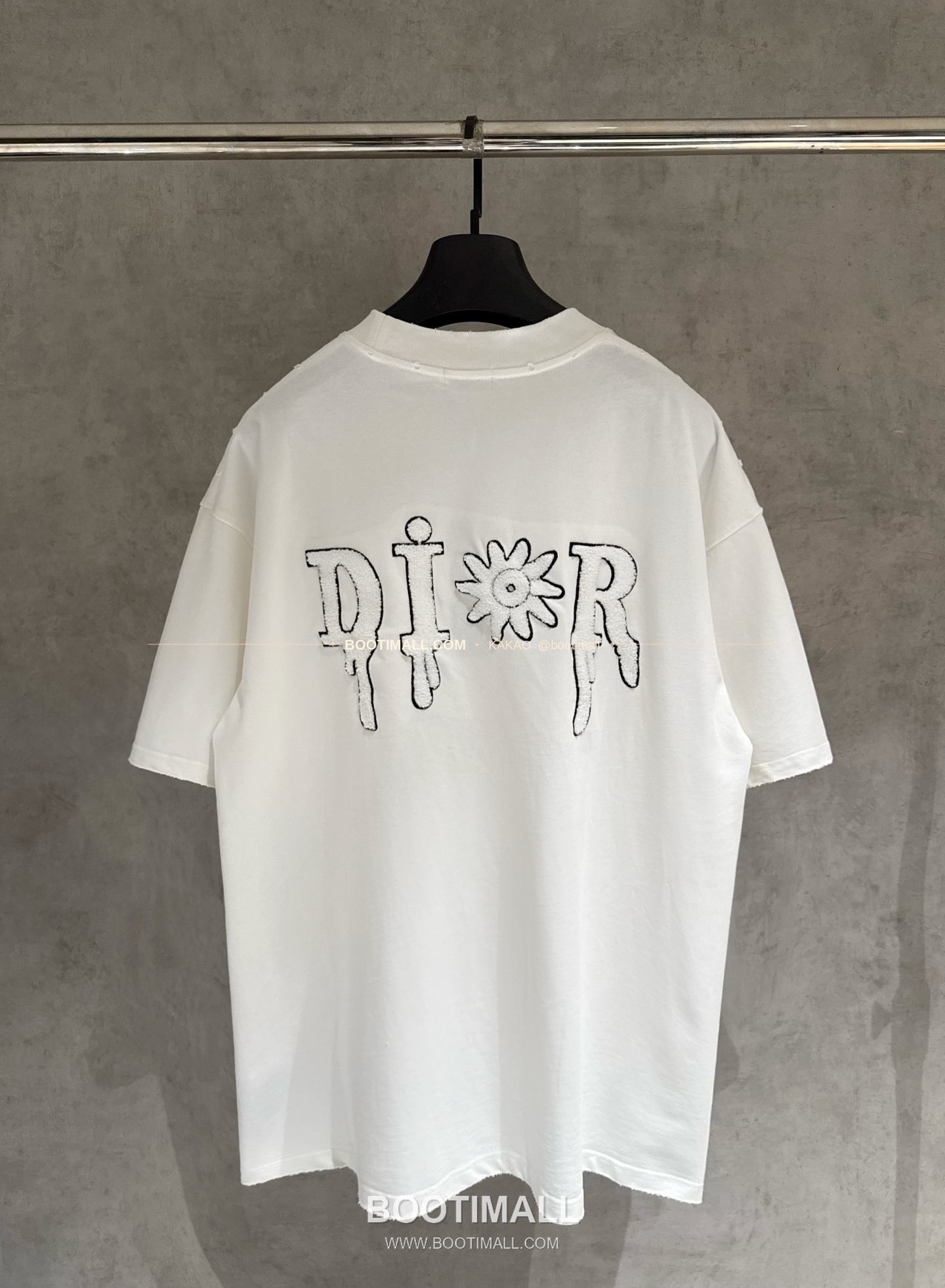 디올 2026SS 헤비코튼 입체자수 아플리케 루즈핏 블랙 반팔 티셔츠 Dior 2026 SS Heavy Cotton Embroidered Applique Loose Fit Black T-Shirt K188 2