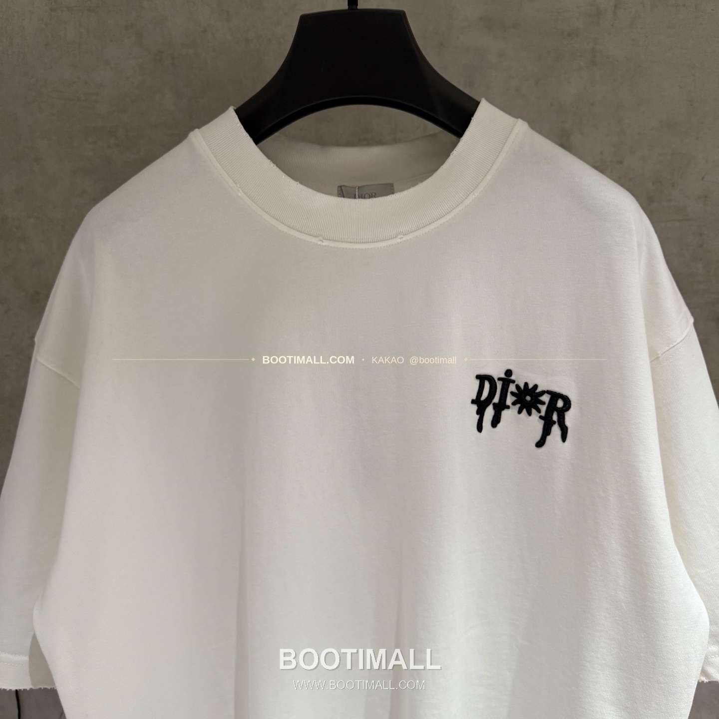 디올 2026SS 헤비코튼 입체자수 아플리케 루즈핏 블랙 반팔 티셔츠 Dior 2026 SS Heavy Cotton Embroidered Applique Loose Fit Black T-Shirt K188 3