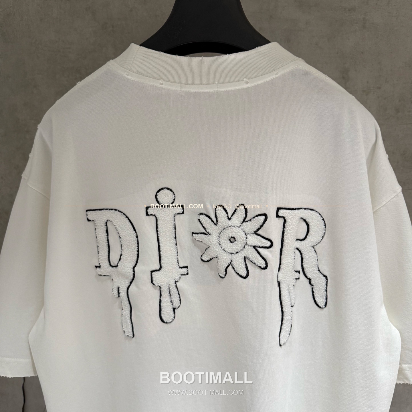 디올 2026SS 헤비코튼 입체자수 아플리케 루즈핏 블랙 반팔 티셔츠 Dior 2026 SS Heavy Cotton Embroidered Applique Loose Fit Black T-Shirt K188 4